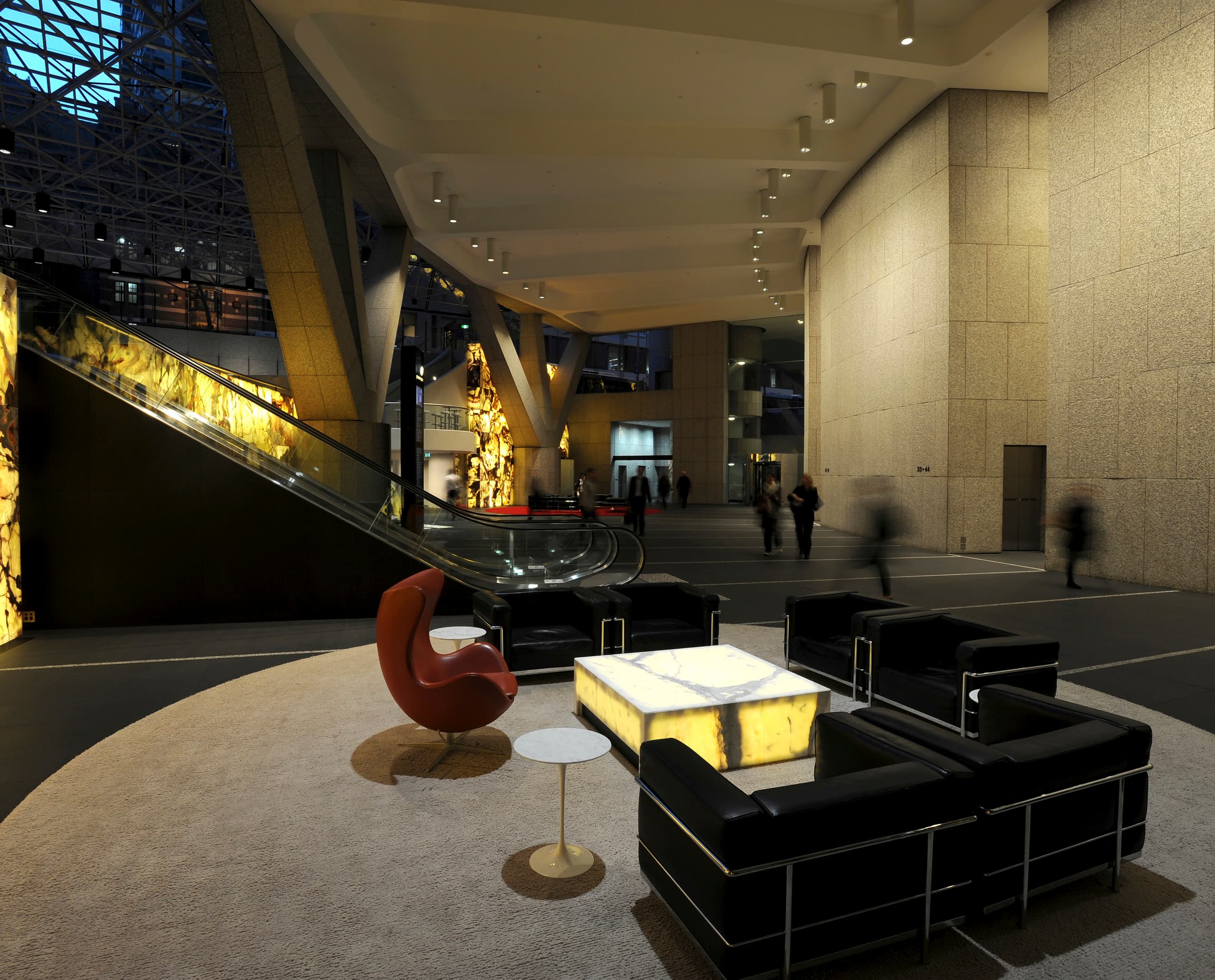 MLC Centre Lobby in Sydney mit ERCO Wallwashing und LED-Downlights für hohe Decken.