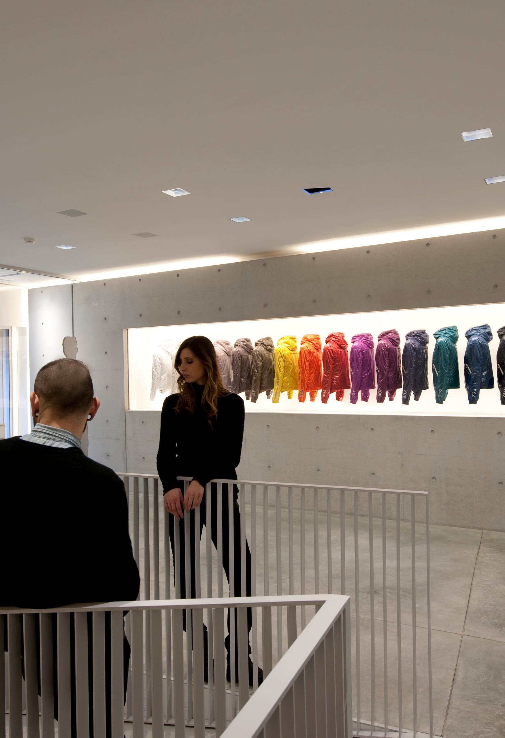 Duvetica Showroom mit ERCO LED-Beleuchtung und ausgestellten Daunenjacken in Mailand.