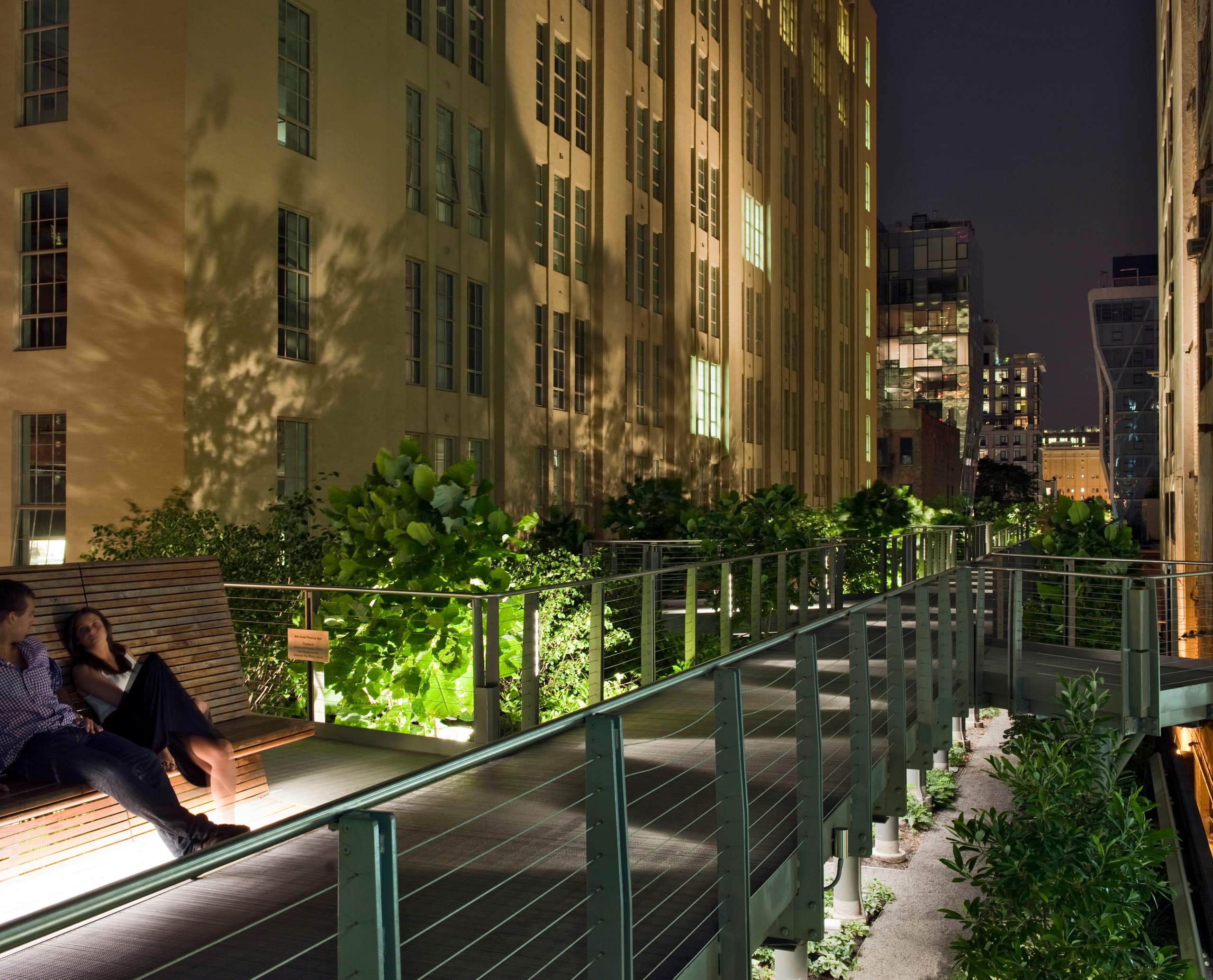 Beleuchteter Highline Park in Manhattan mit ERCO Lichtwerkzeugen für attraktive Nachtansicht.