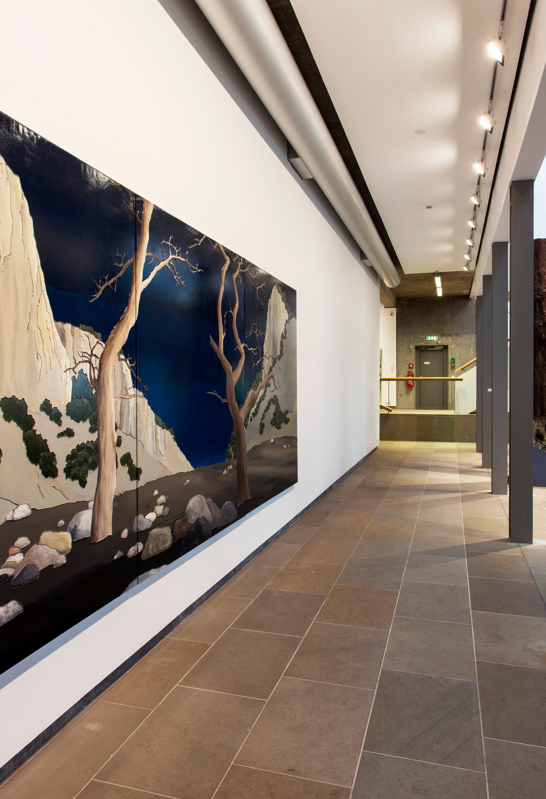 Innenraum der Städtischen Galerie Bietigheim-Bissingen mit Kunst und ERCO Light Board Strahlern.