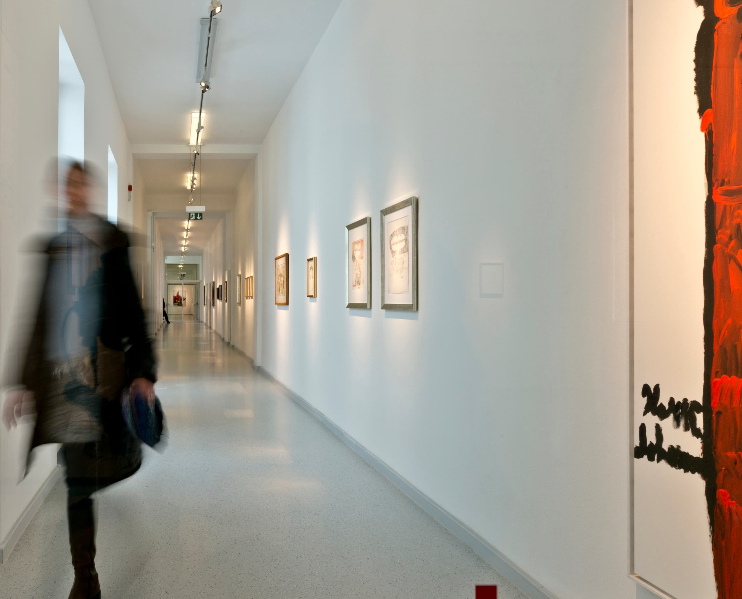 Gugging Museumsgang mit Logotec Strahlern für Akzentbeleuchtung von Kunstwerken.