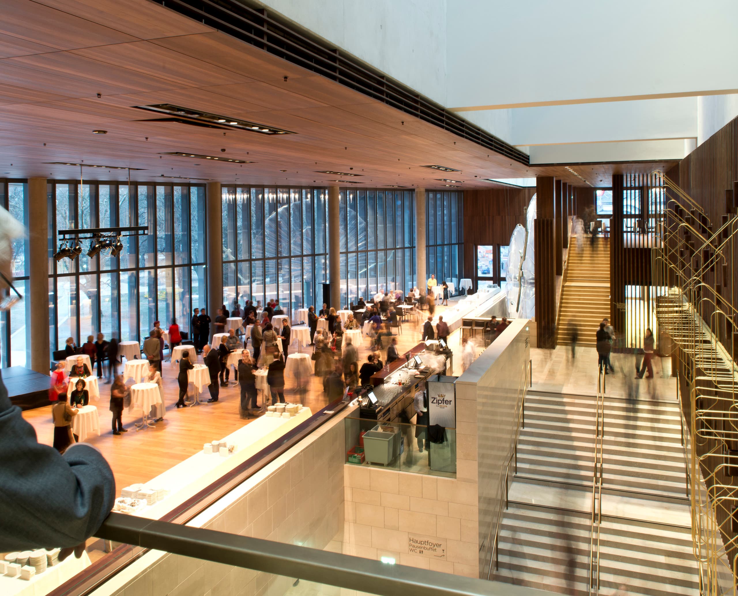 Linz Musiktheater Foyer mit ERCO Beleuchtung für kulturelle Veranstaltungen.