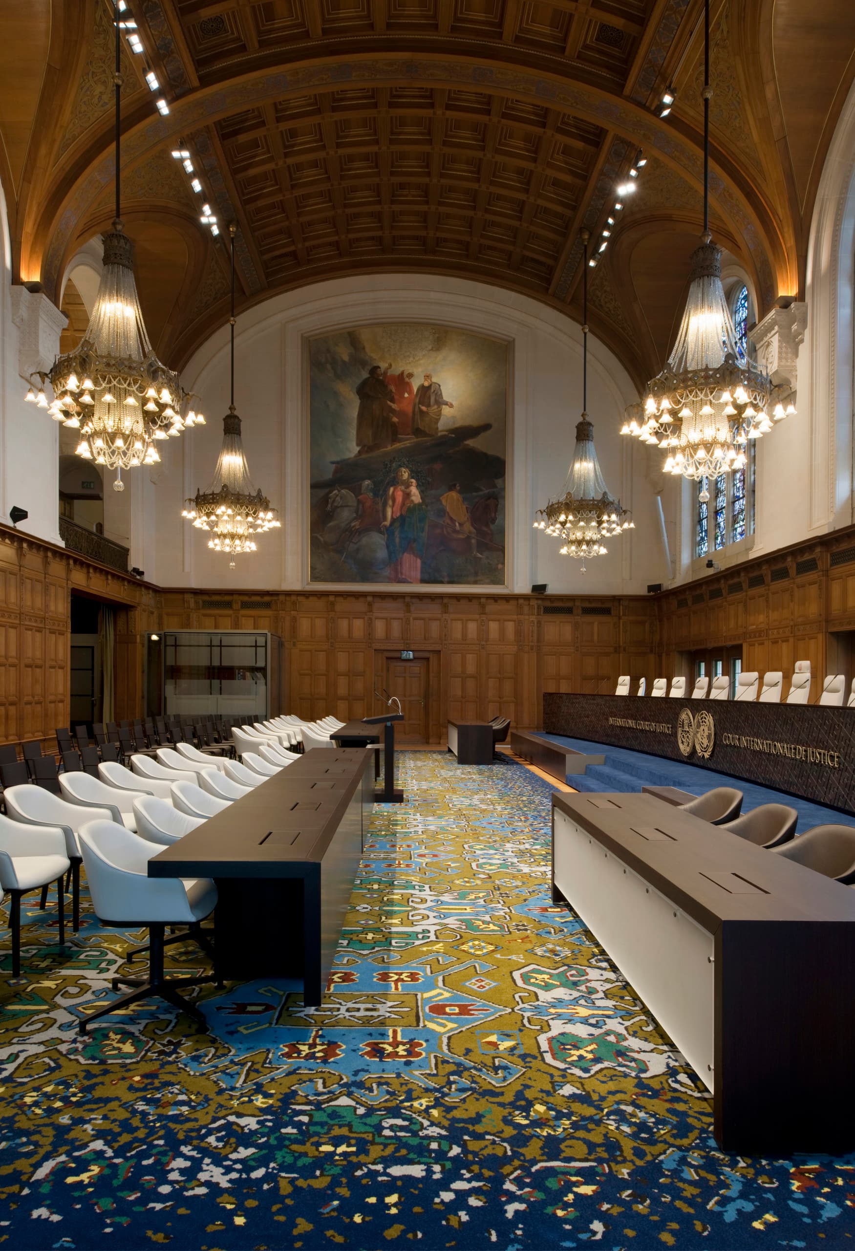 Der Friedenspalast in Den Haag mit neuer LED-Beleuchtung im großen Gerichtssaal.
