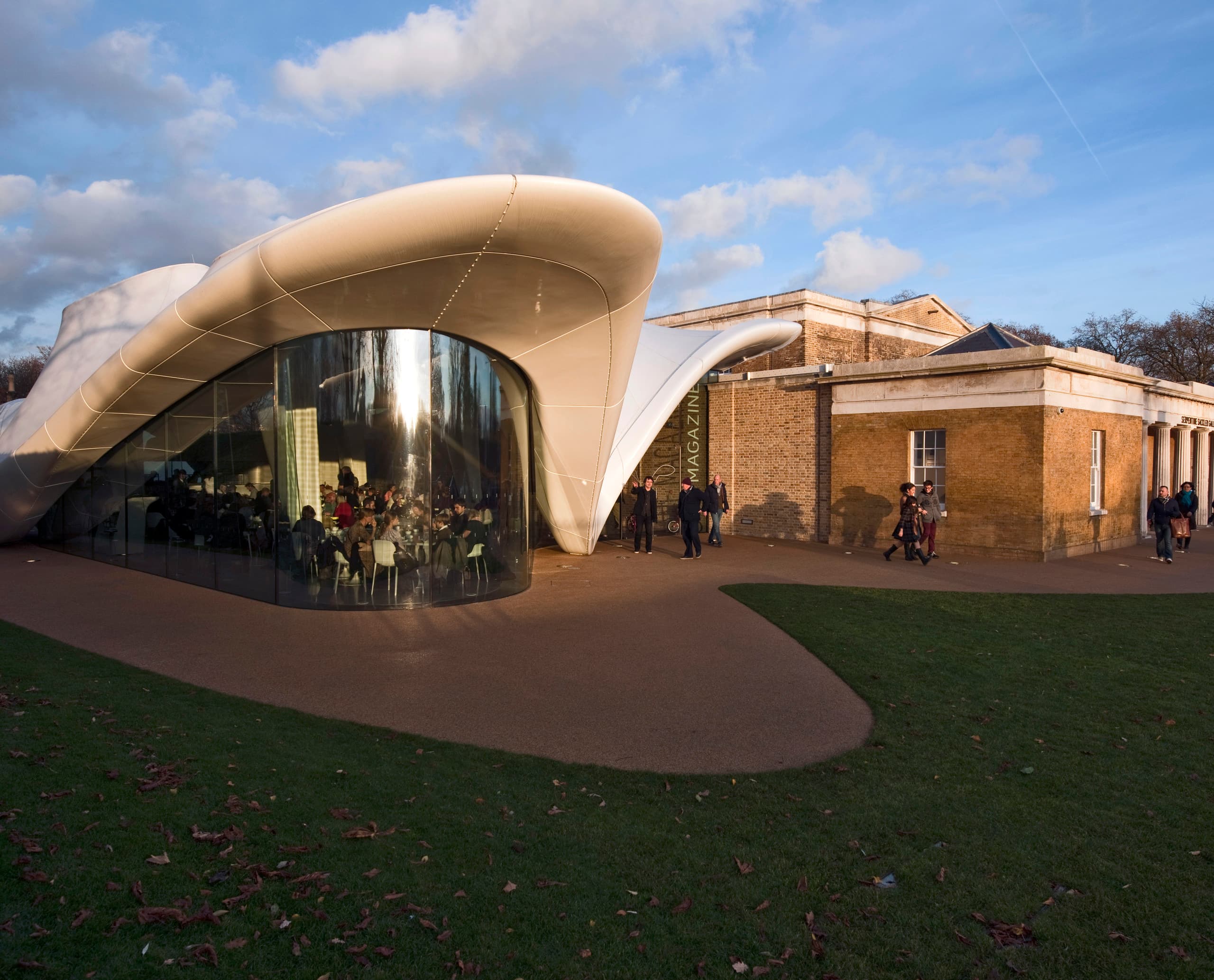 Serpentine Sackler Gallery, London: Zaha Hadids Glasanbau mit ERCO Licht.