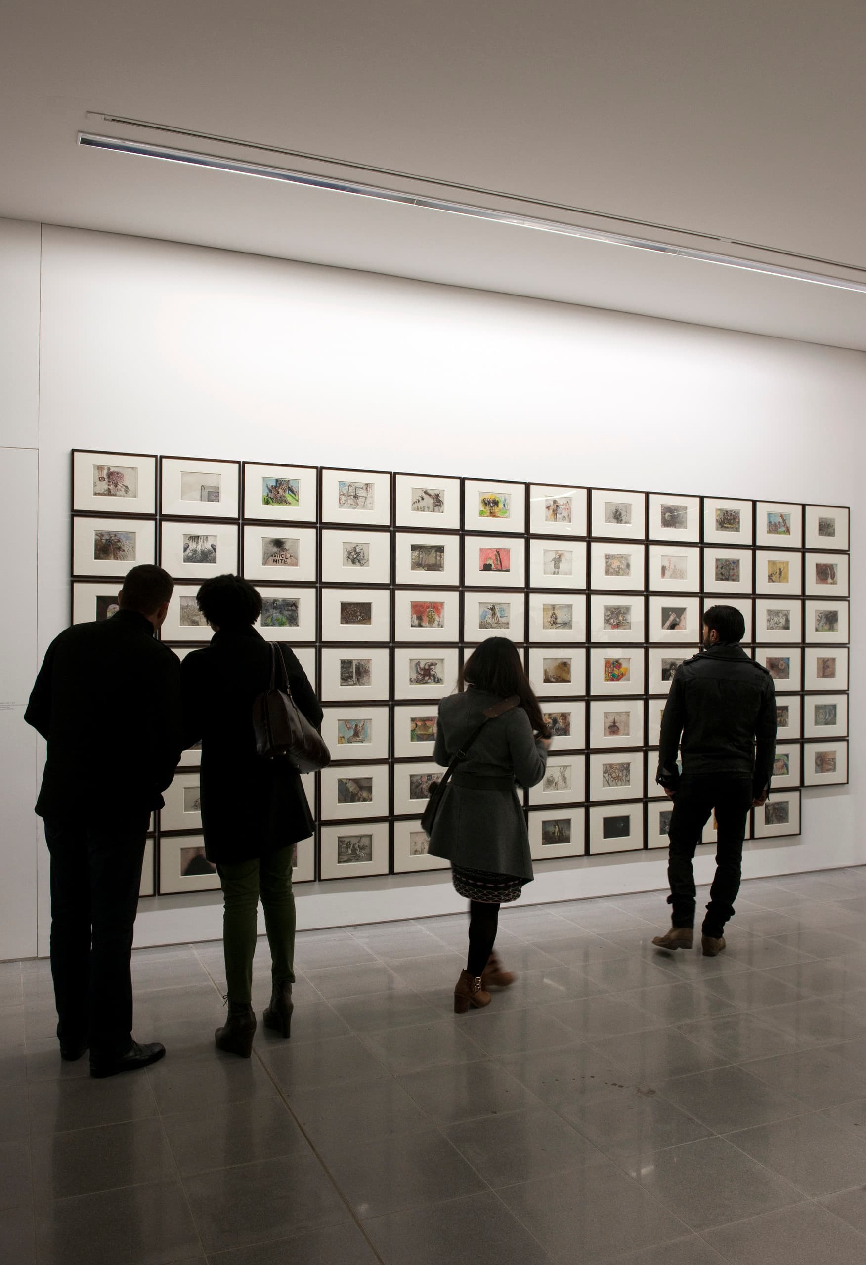 Besucher betrachten Kunstwerke im Serpentine Sackler Gallery, beleuchtet mit ERCO Licht.