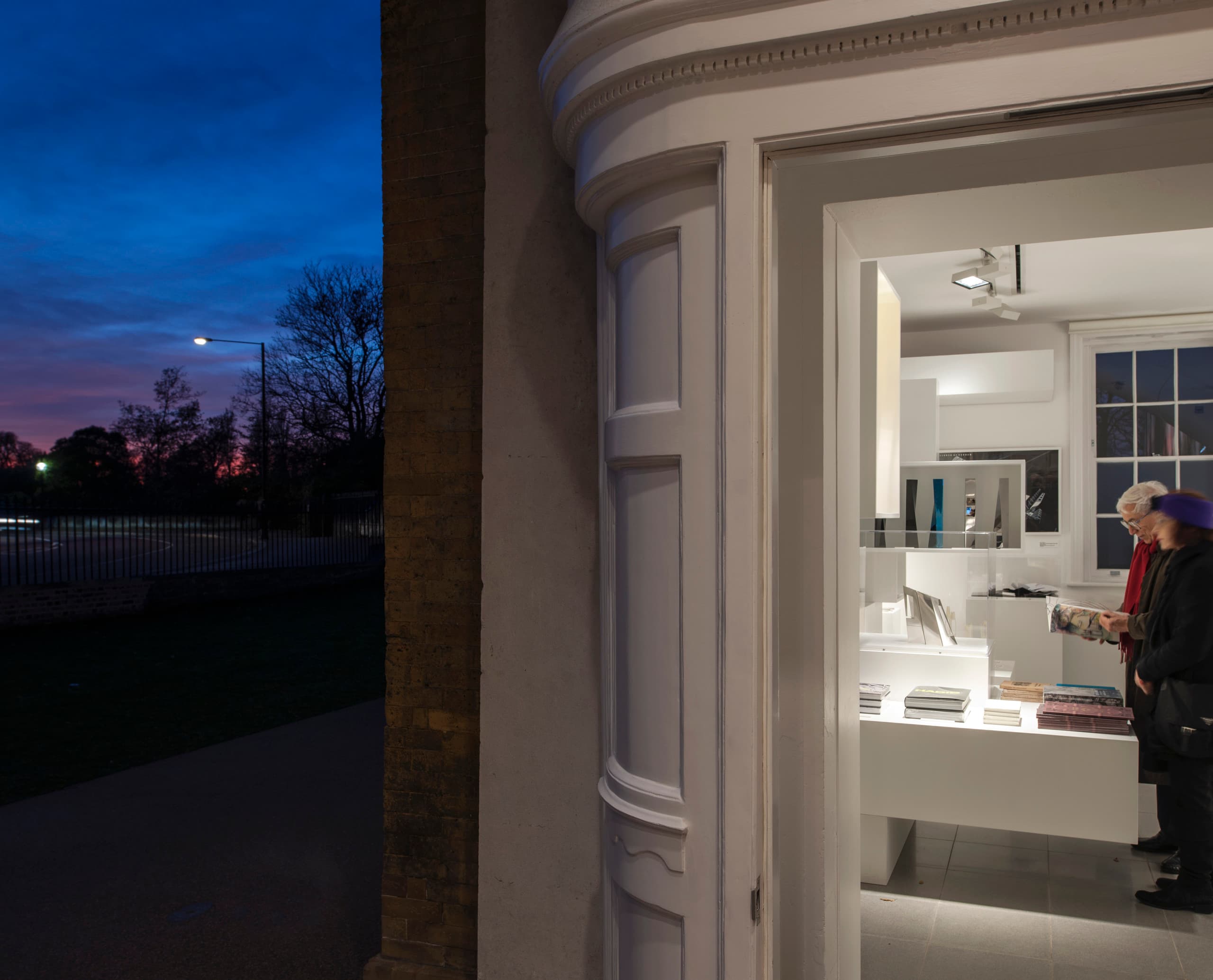 Serpentine Sackler Gallery bei Dämmerung, beleuchtet mit ERCO Licht.