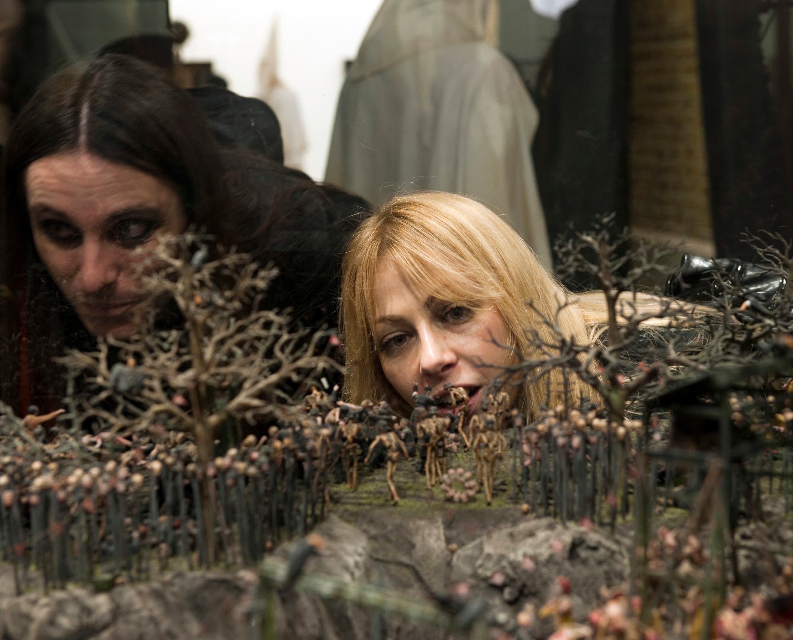 Besucher betrachten Jake und Dinos Chapmans Ausstellung in der Serpentine Sackler Gallery.