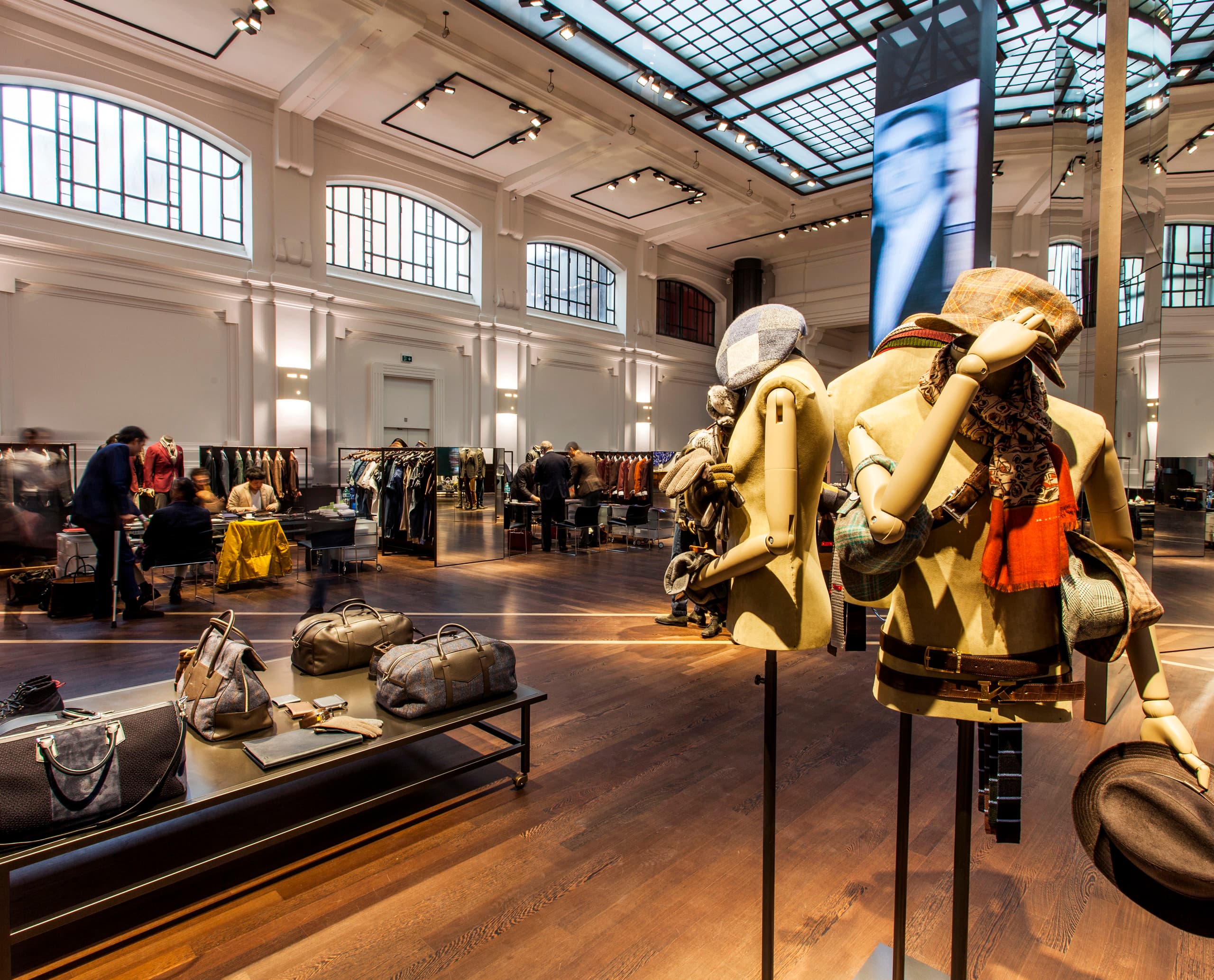 Kiton Store in Mailand: Herrenmode und Accessoires im eleganten Ambiente, beleuchtet mit ERCO LED-Licht.