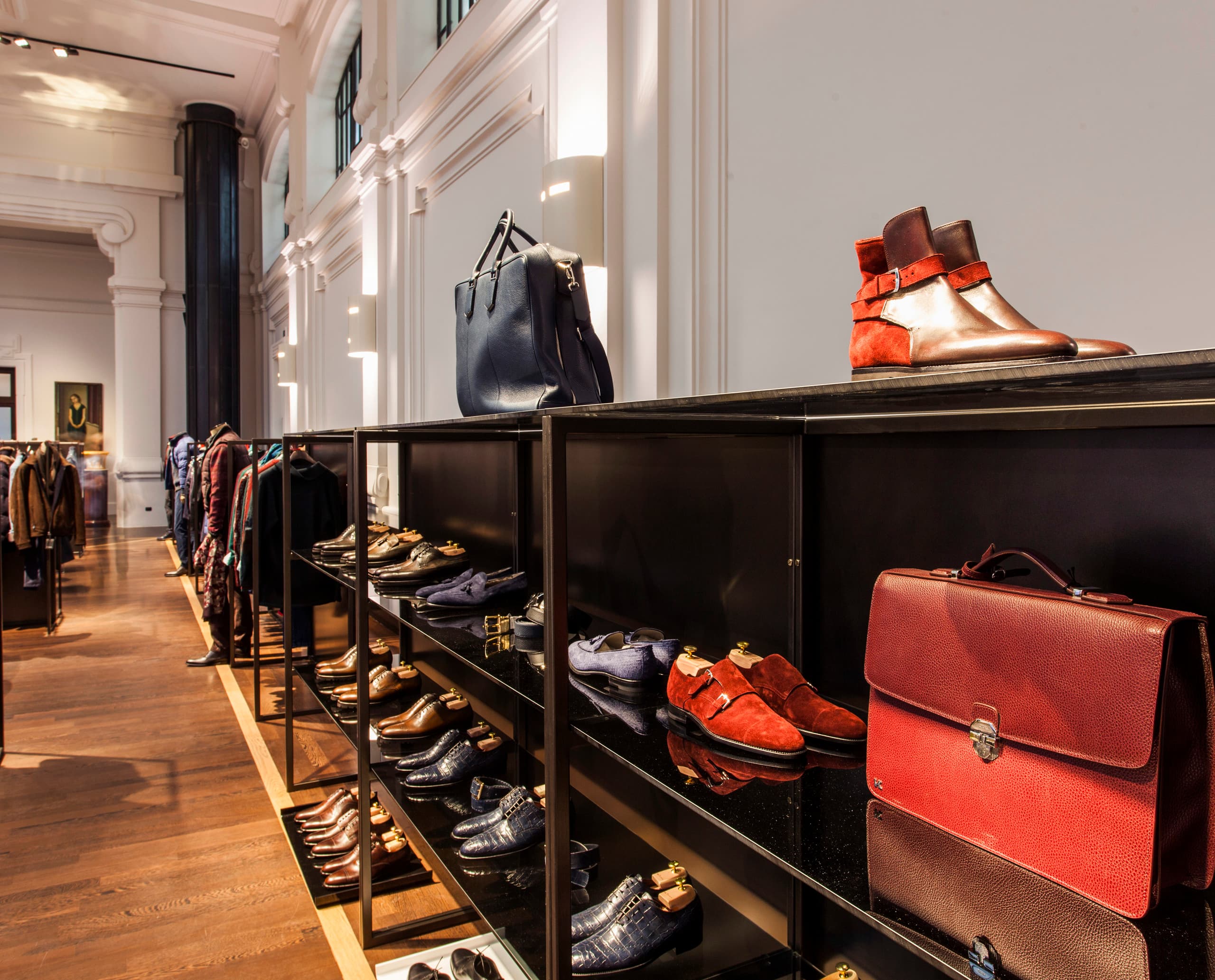 Kiton Store in Mailand: Elegante Herrenmode, Schuhe und Accessoires präsentiert mit ERCO LED-Beleuchtung.