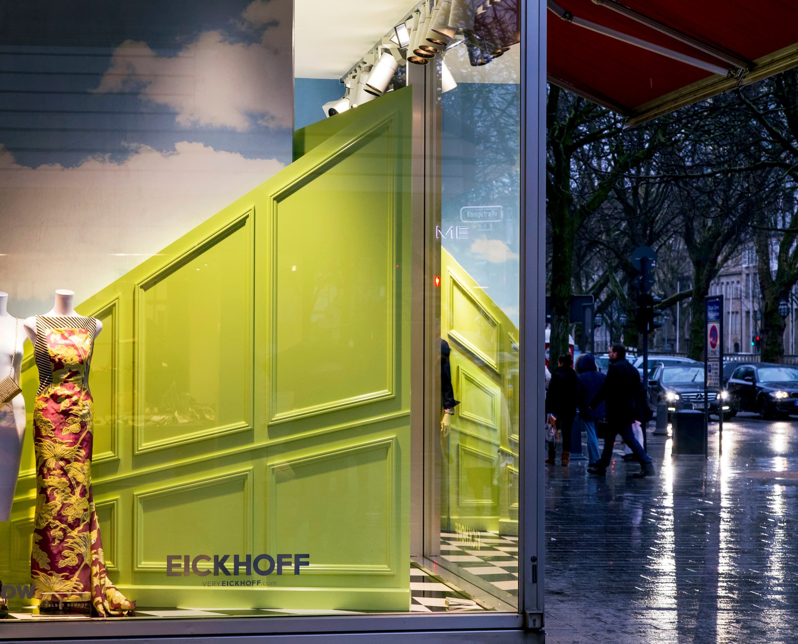 Eickhoff Modeboutique in Düsseldorf mit surrealem Schaufenster und ERCO LED-Beleuchtung.