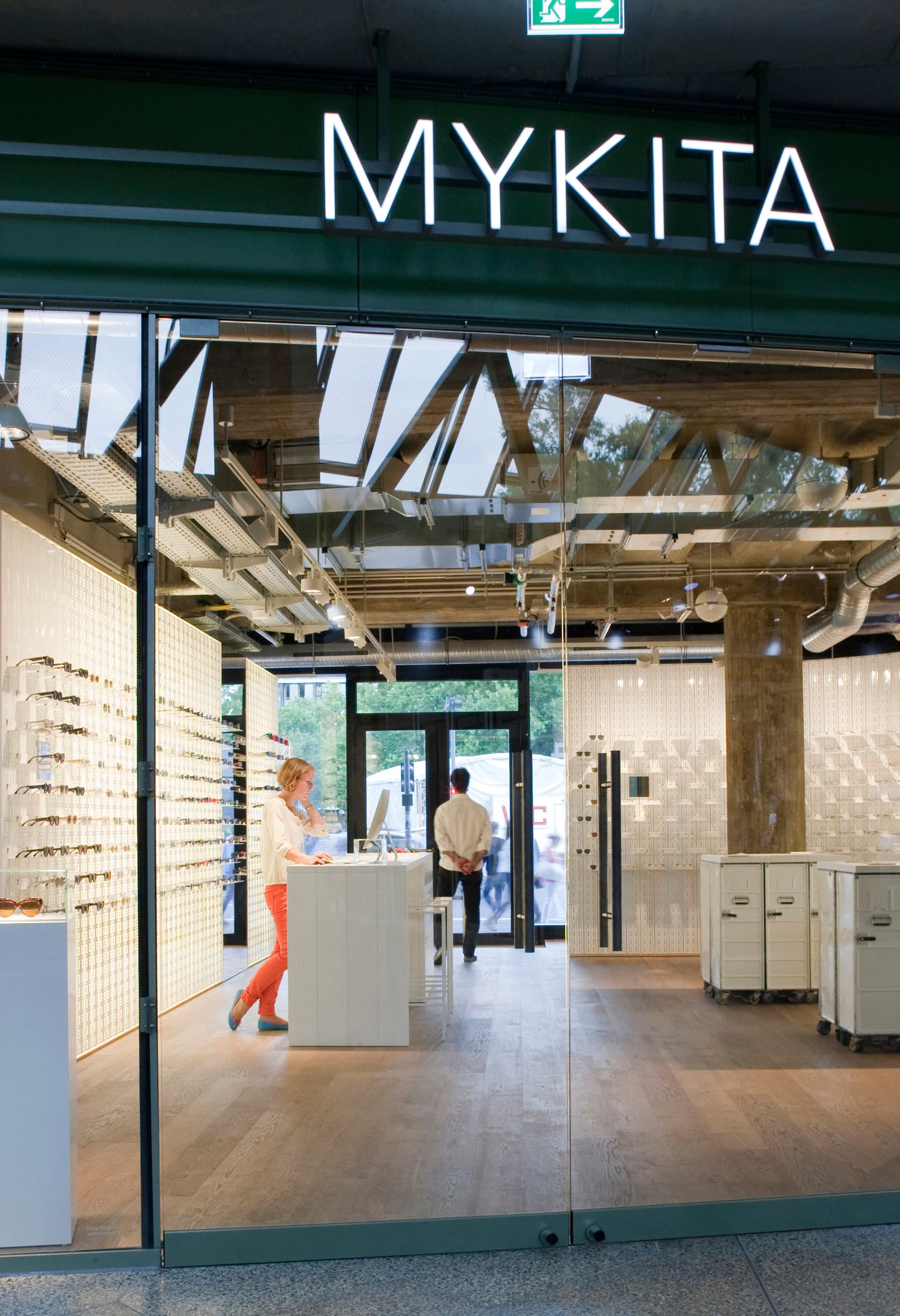 MYKITA Store in Berlin mit ERCO LED-Strahlern für akzentuierte Warenpräsentation.