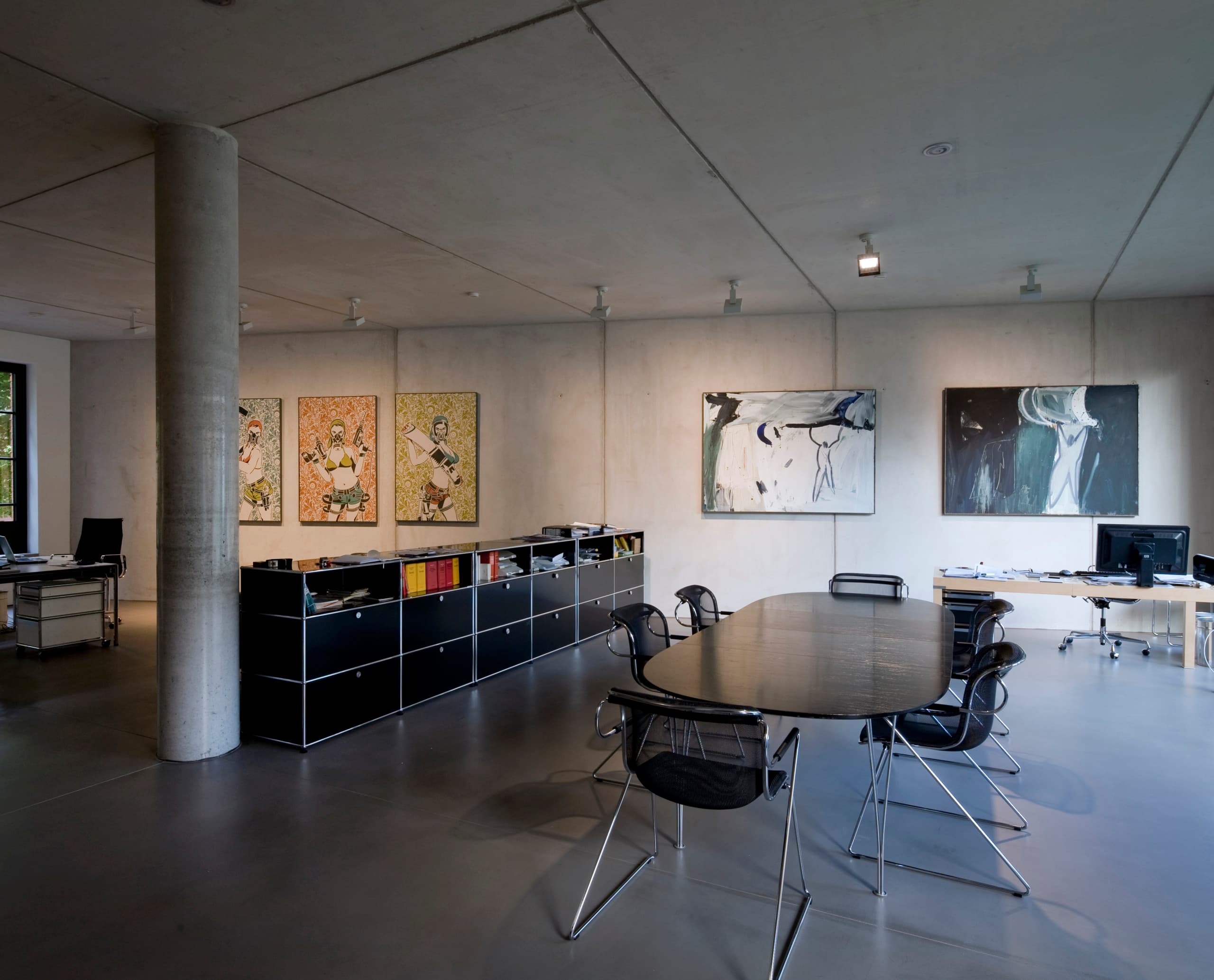 ERCO Light Board LED-Strahler in Berliner Wohnung mit Kunstsammlung, die die Kunstwerke akzentuieren.