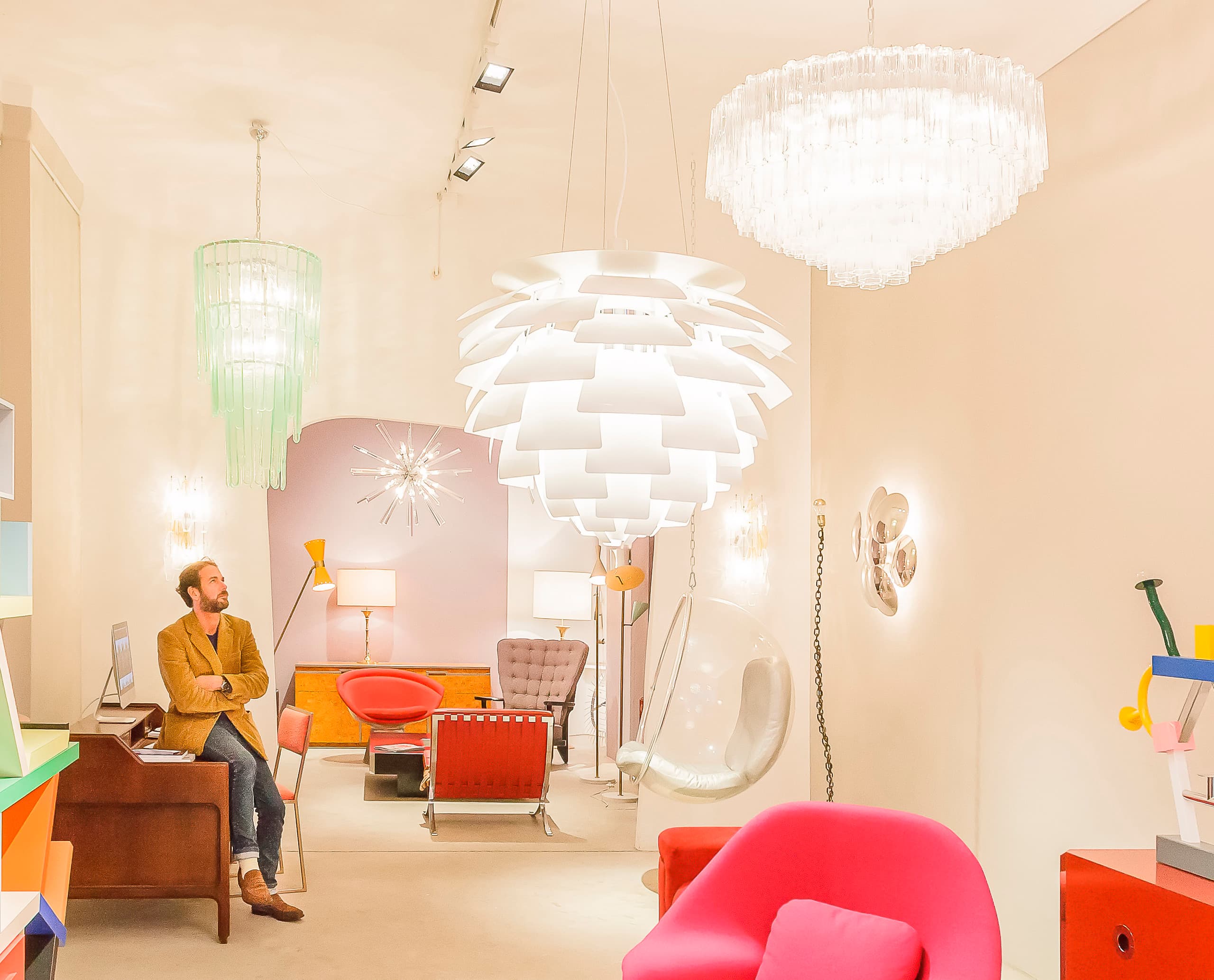 Firma London: Vintage-Möbel unter ERCO LED-Leuchten mit Spherolit-Technologie.