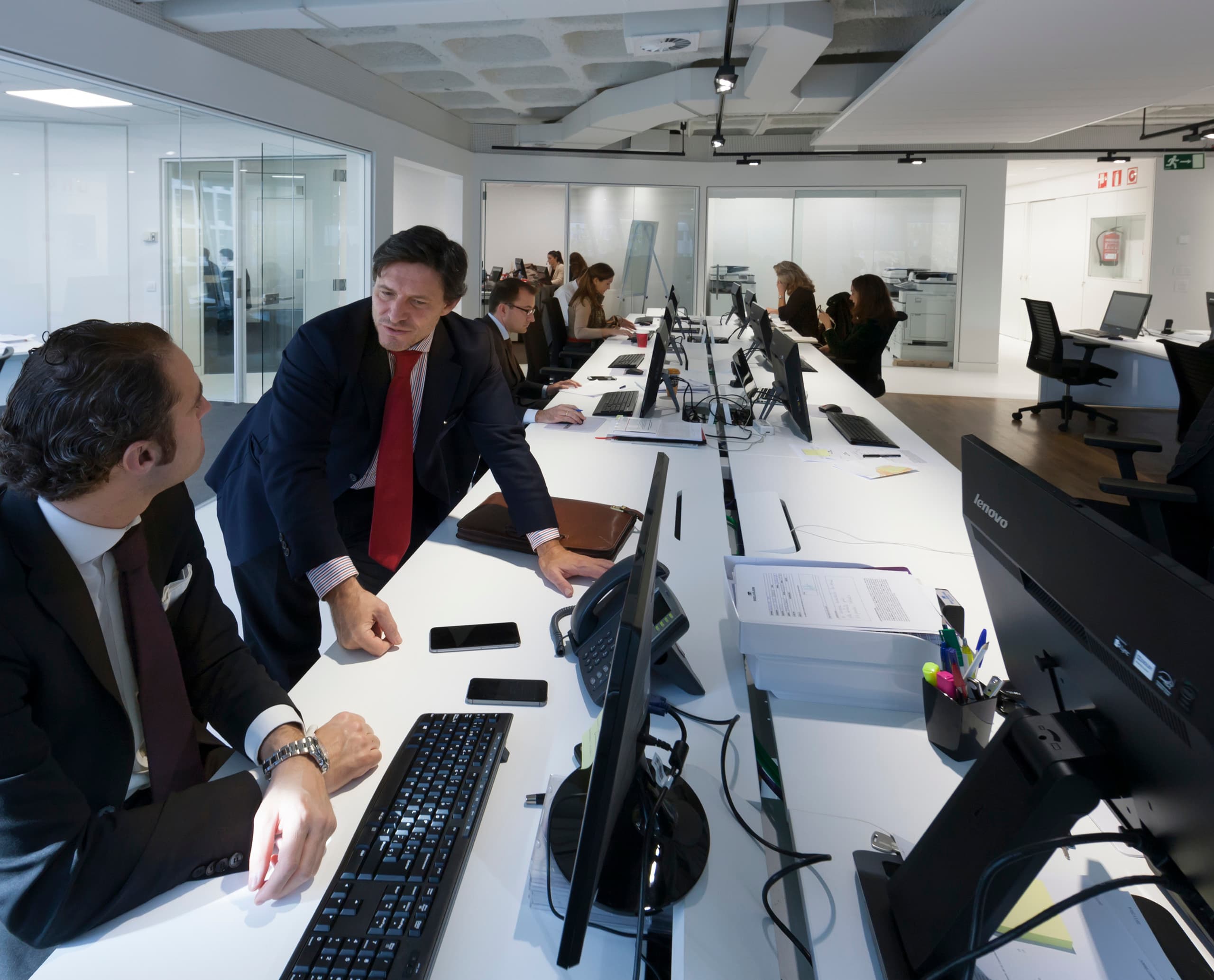 Engel & Völkers Büro in Madrid mit ERCO Beleuchtung für visuellen Komfort und Effizienz.