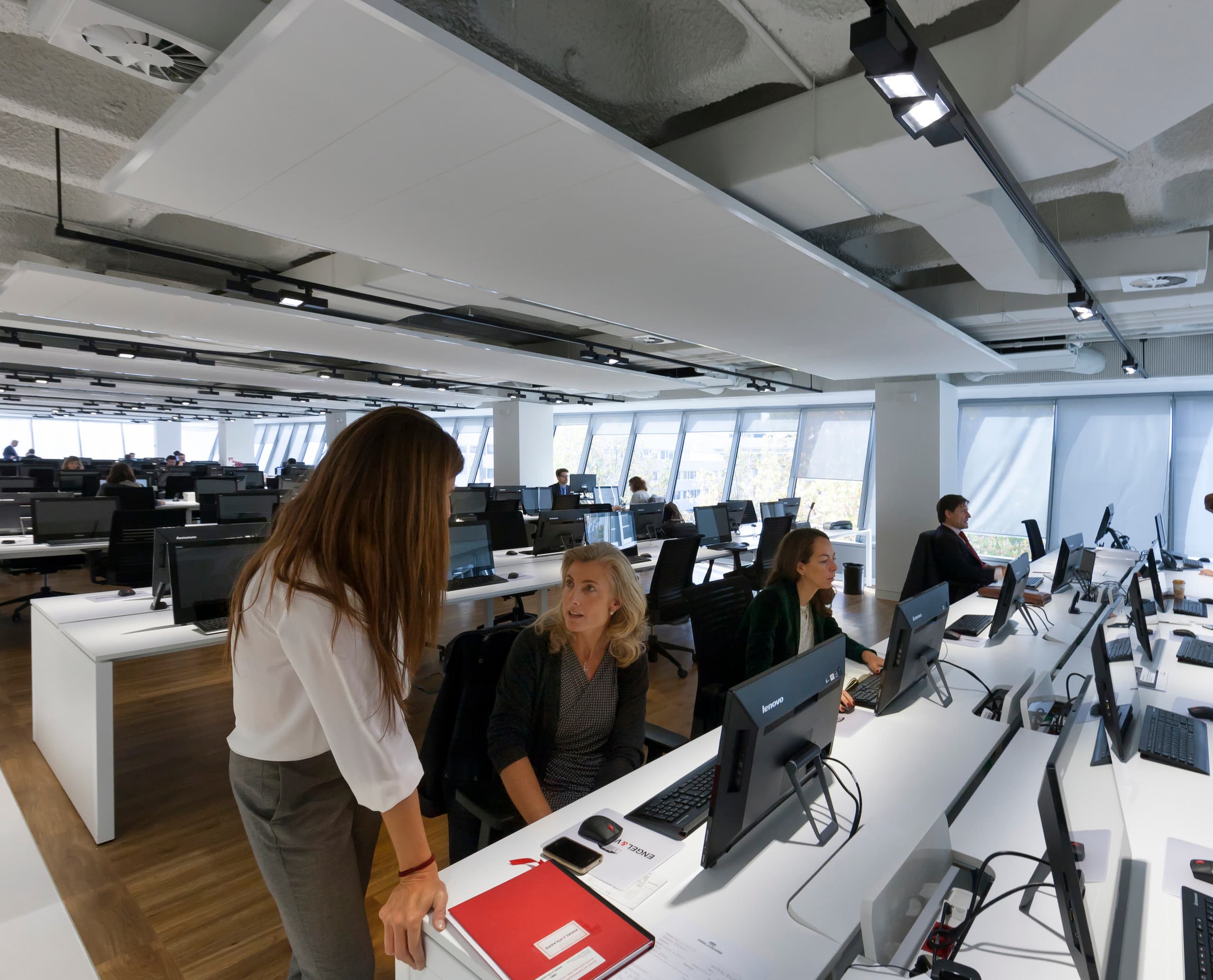 ERCO Beleuchtung im Engel & Völkers Market Center Madrid: Opton Strahler und Compact Deckeneinbauleuchten für effiziente Bürobeleuchtung.