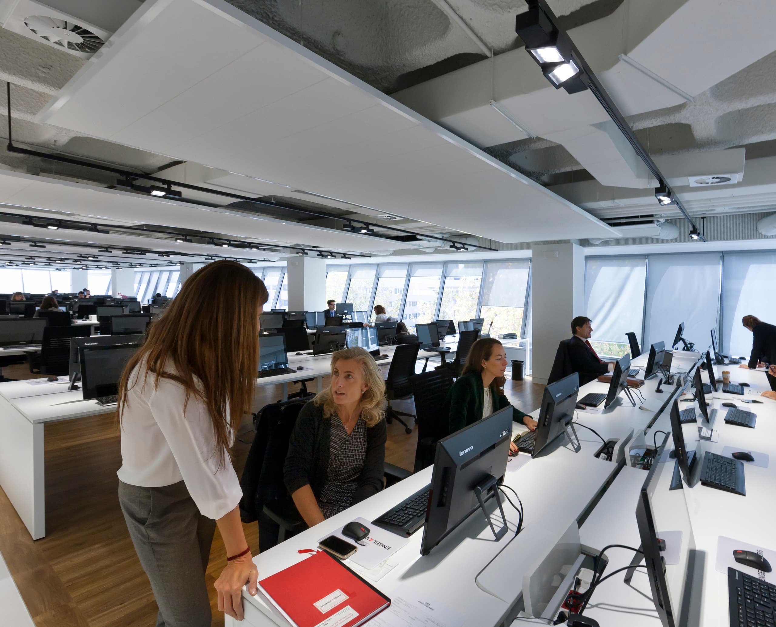 ERCO Beleuchtung im Engel & Völkers Market Center Madrid: Opton Strahler und Compact Deckeneinbauleuchten für effiziente Bürobeleuchtung.