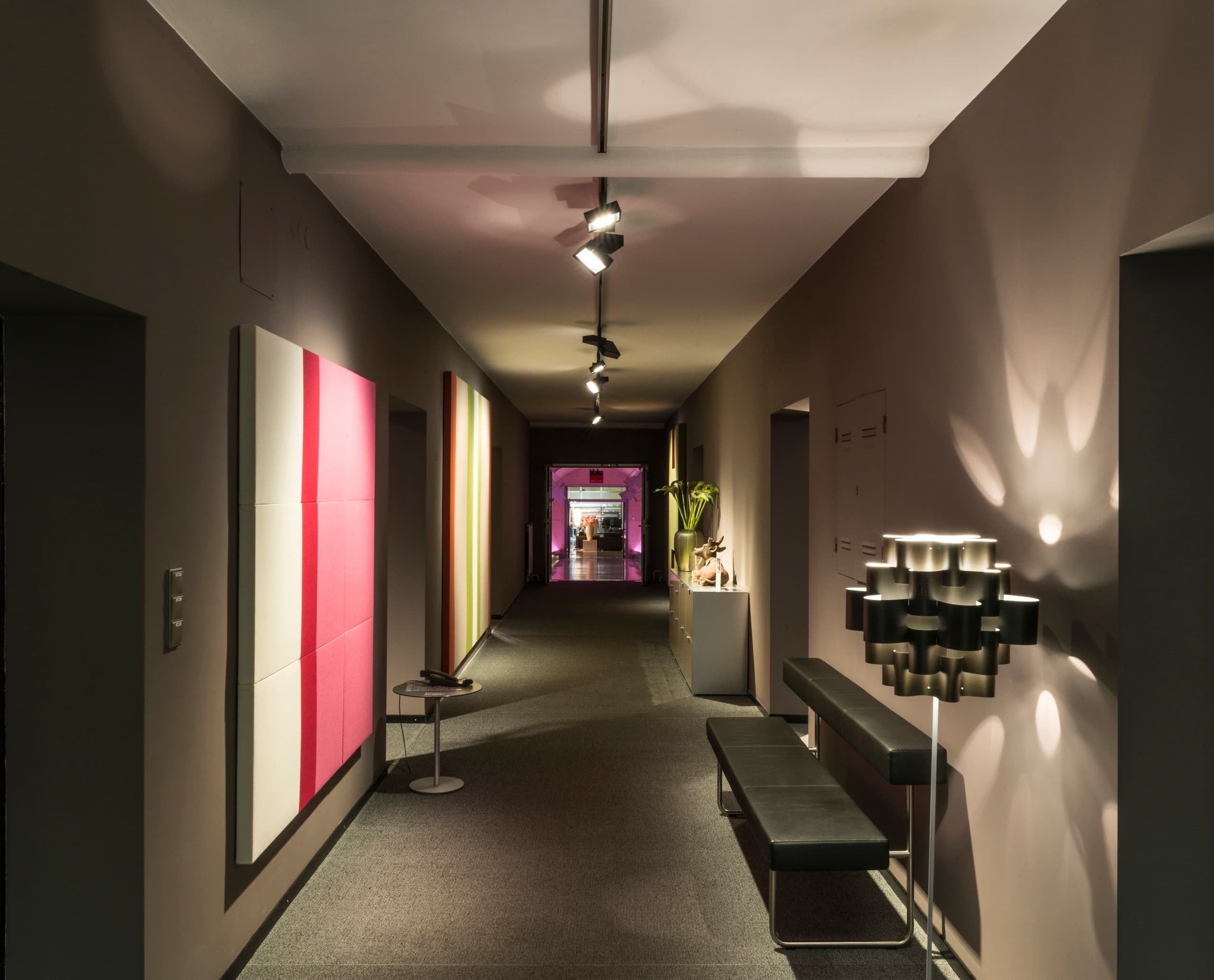 ERCO Opton LED-Strahler beleuchten den Blaha Office Showroom in Korneuburg mit flexibler Spherolit-Technologie.