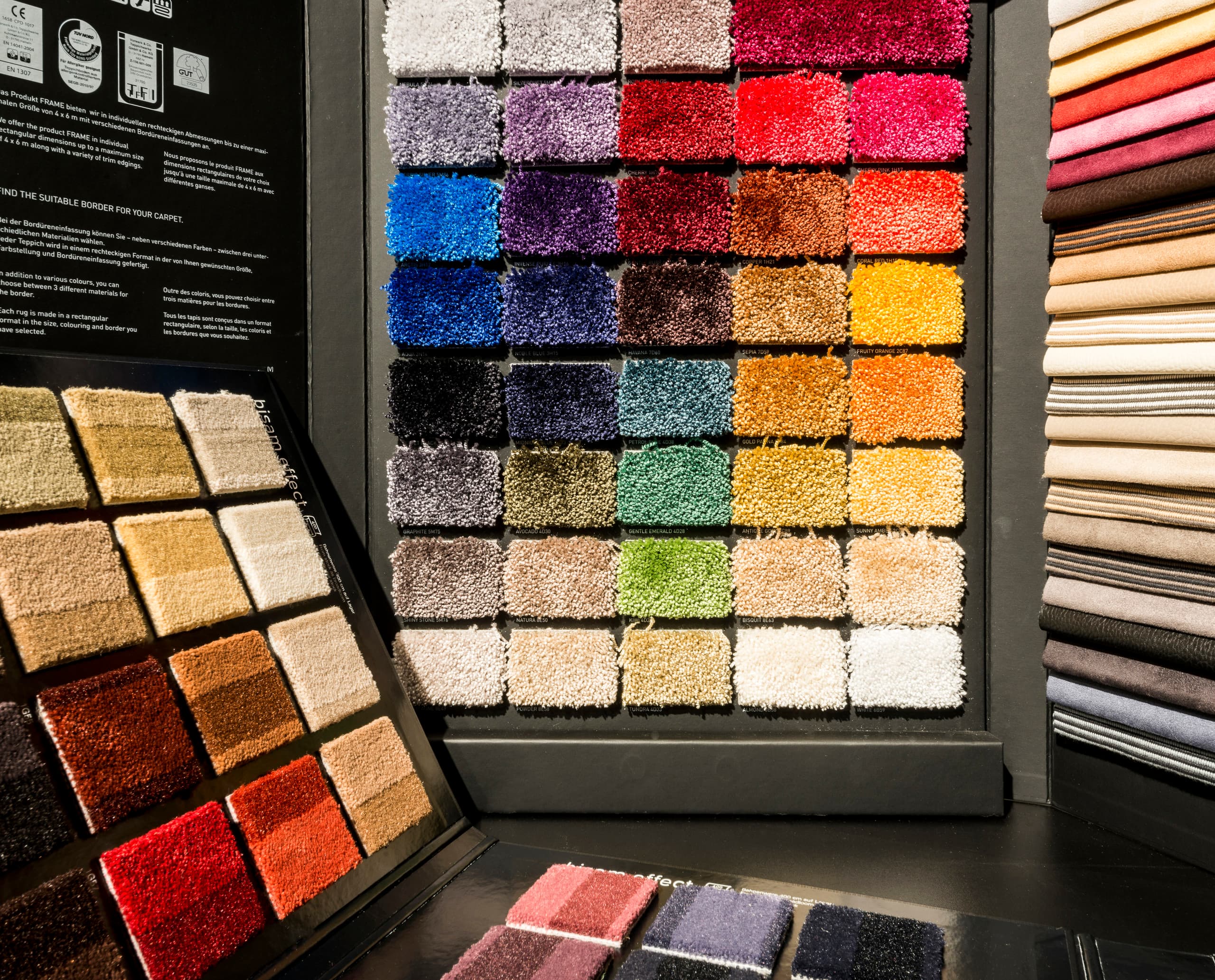 Blaha Showroom: Vielfältige Teppich- und Stoffmuster für Büromöbel, präsentiert unter optimaler LED-Beleuchtung.
