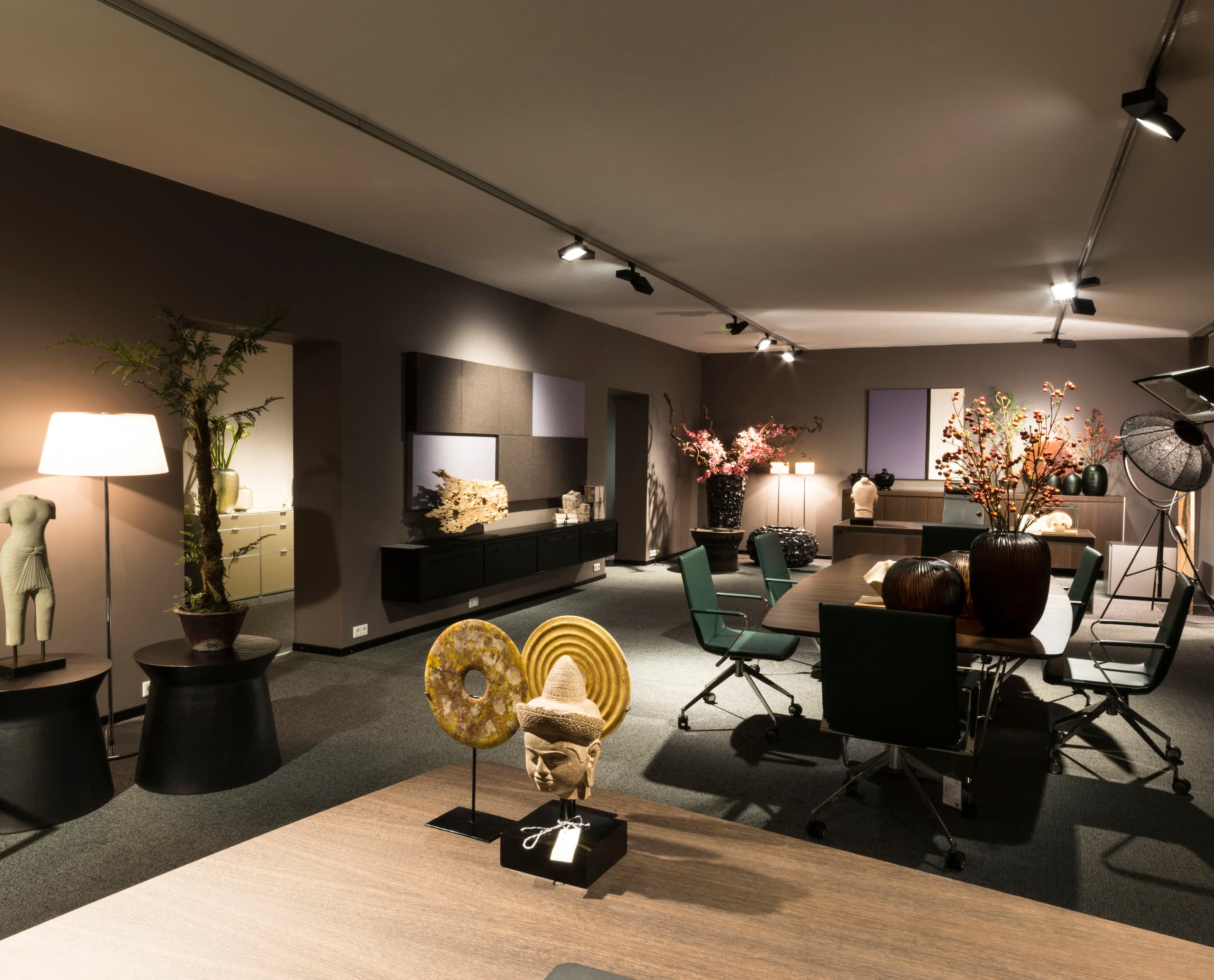 Blaha Büromöbel-Showroom mit ERCO Opton LED-Strahlern für akzentuierte Beleuchtung.