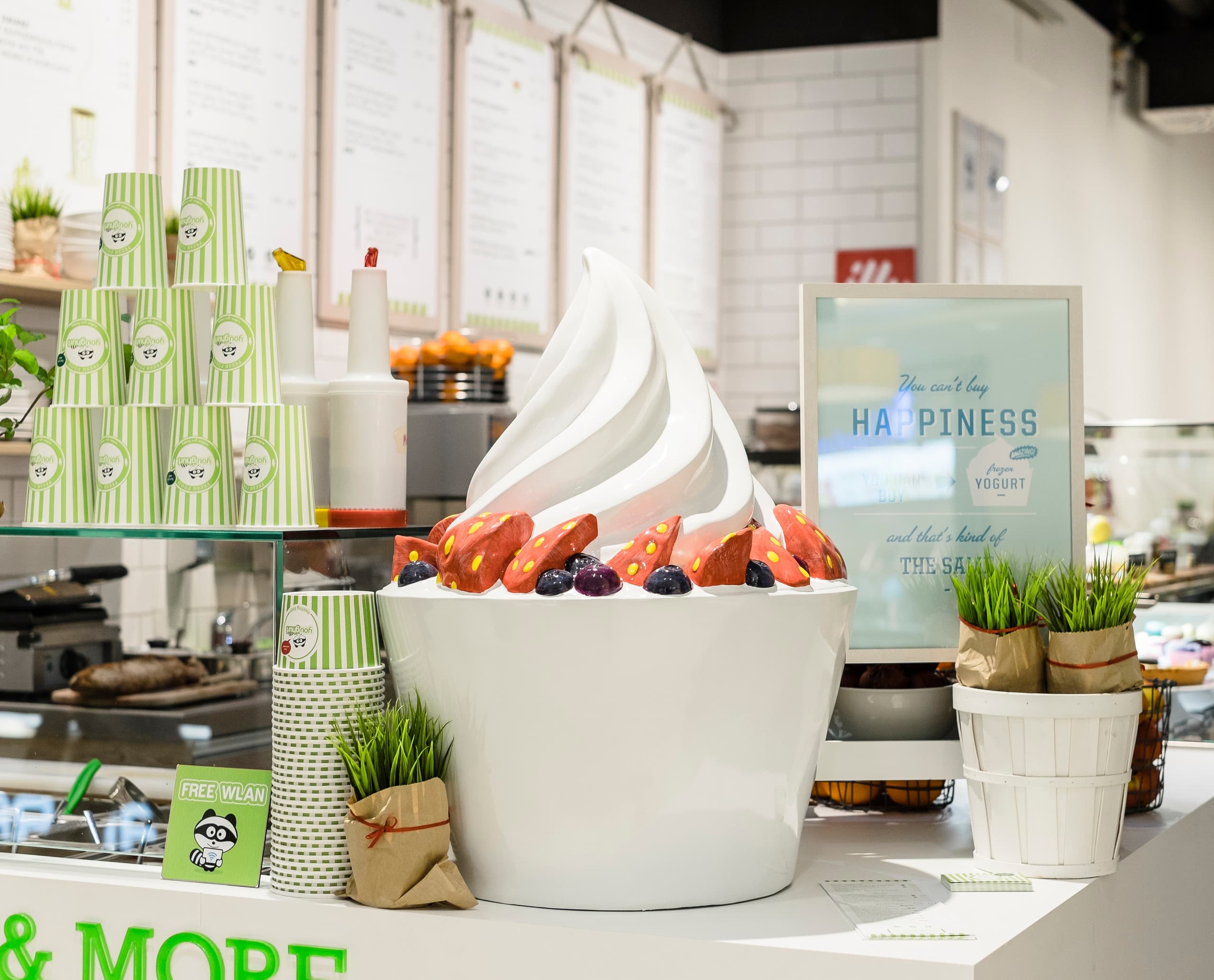Youfresh Bistro in Berlin: Frischer Frozen Yogurt mit Obst, beleuchtet mit ERCO Optec Strahlern für einladende Atmosphäre.