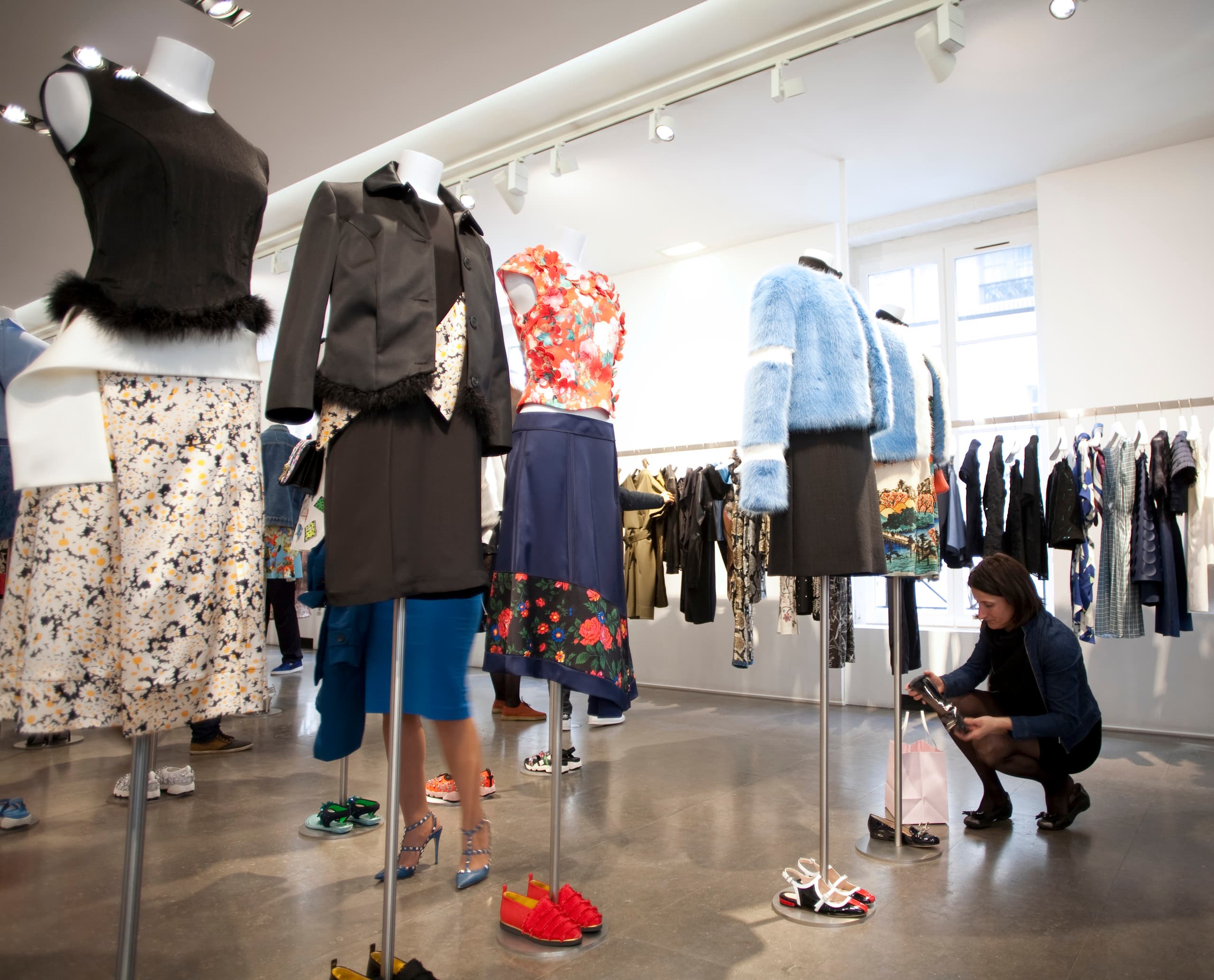 Colette Store in Paris: Ausgestellte Mode, beleuchtet mit ERCO LED-Strahlern für optimale Farbwiedergabe und Akzentuierung.