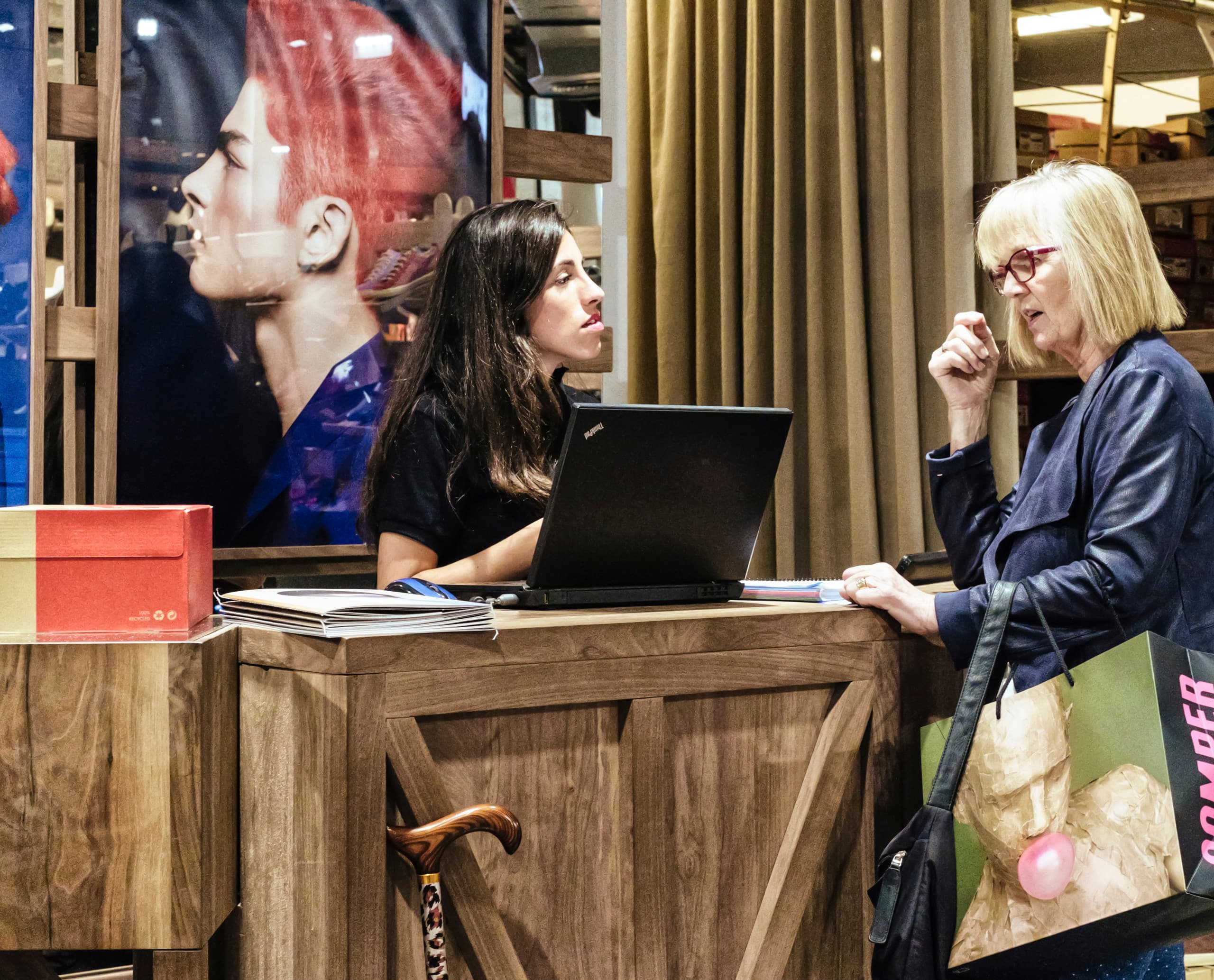 Kundin im Camper Store Barcelona beim Bezahlen an der Kasse.