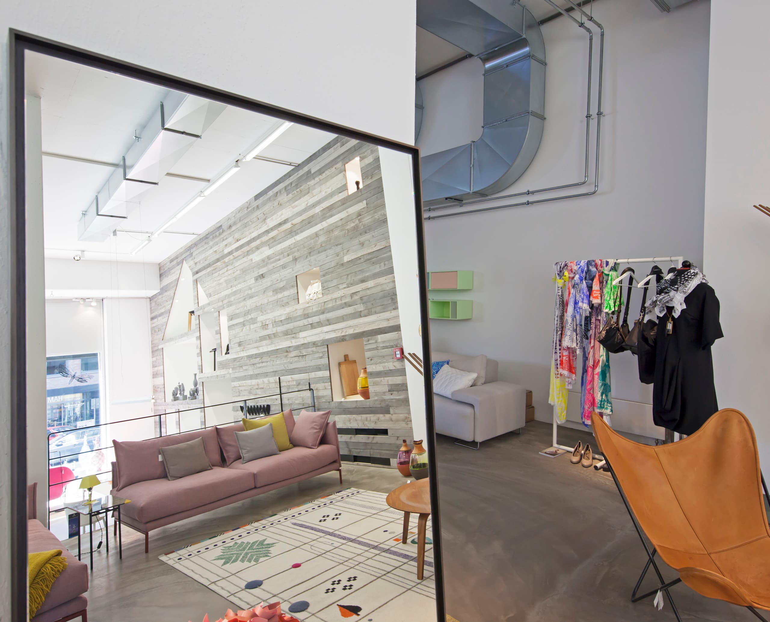 Spiegelbild des Sleeping Dogs Stores mit ERCO LED-Beleuchtung, die Möbel und Accessoires hervorhebt.