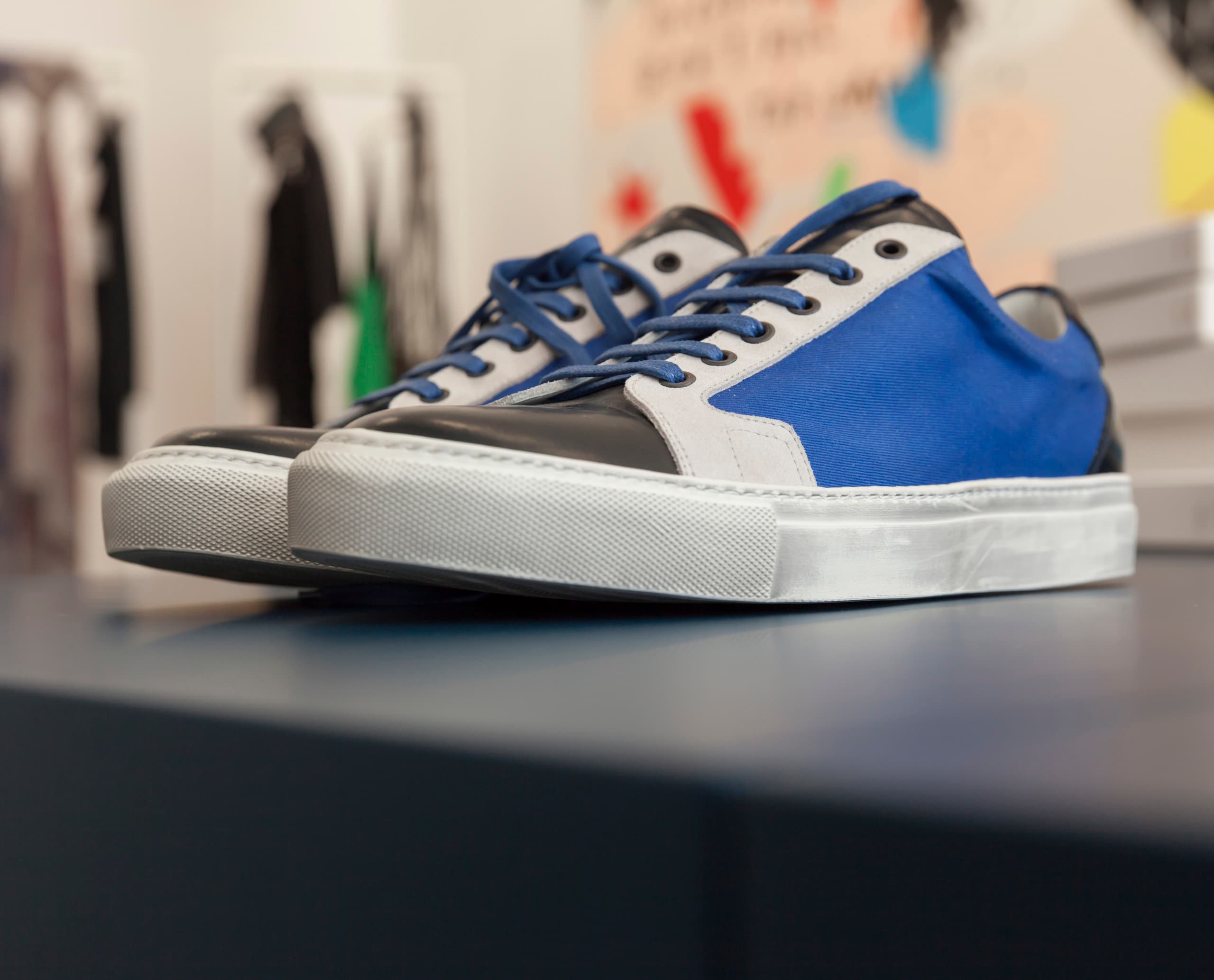 Blaue Sneaker im Sleeping Dogs Store, beleuchtet mit ERCO LED-Spots.