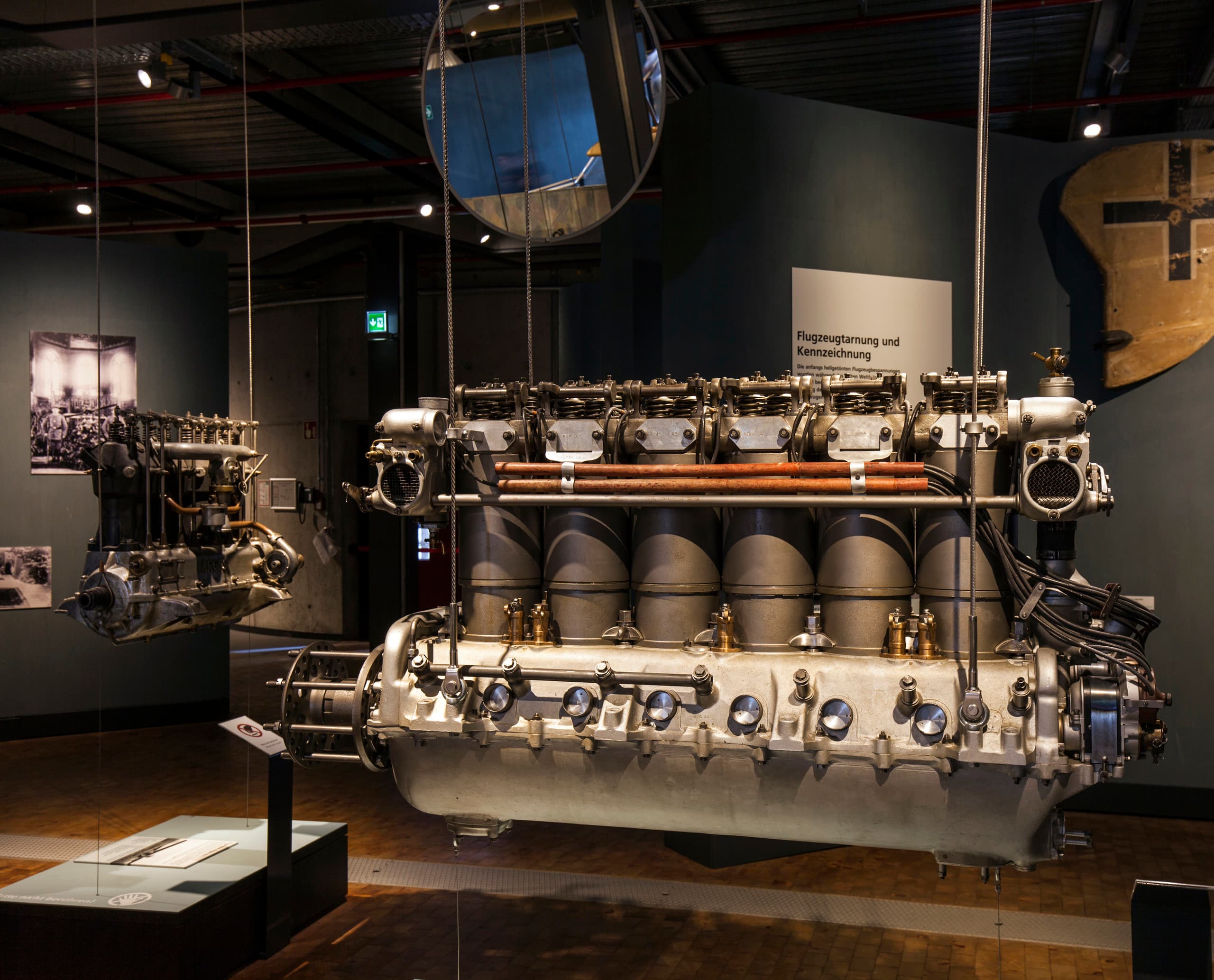 Flugzeugmotoren im Deutschen Technikmuseum Berlin, beleuchtet mit ERCO LED-Technologie.