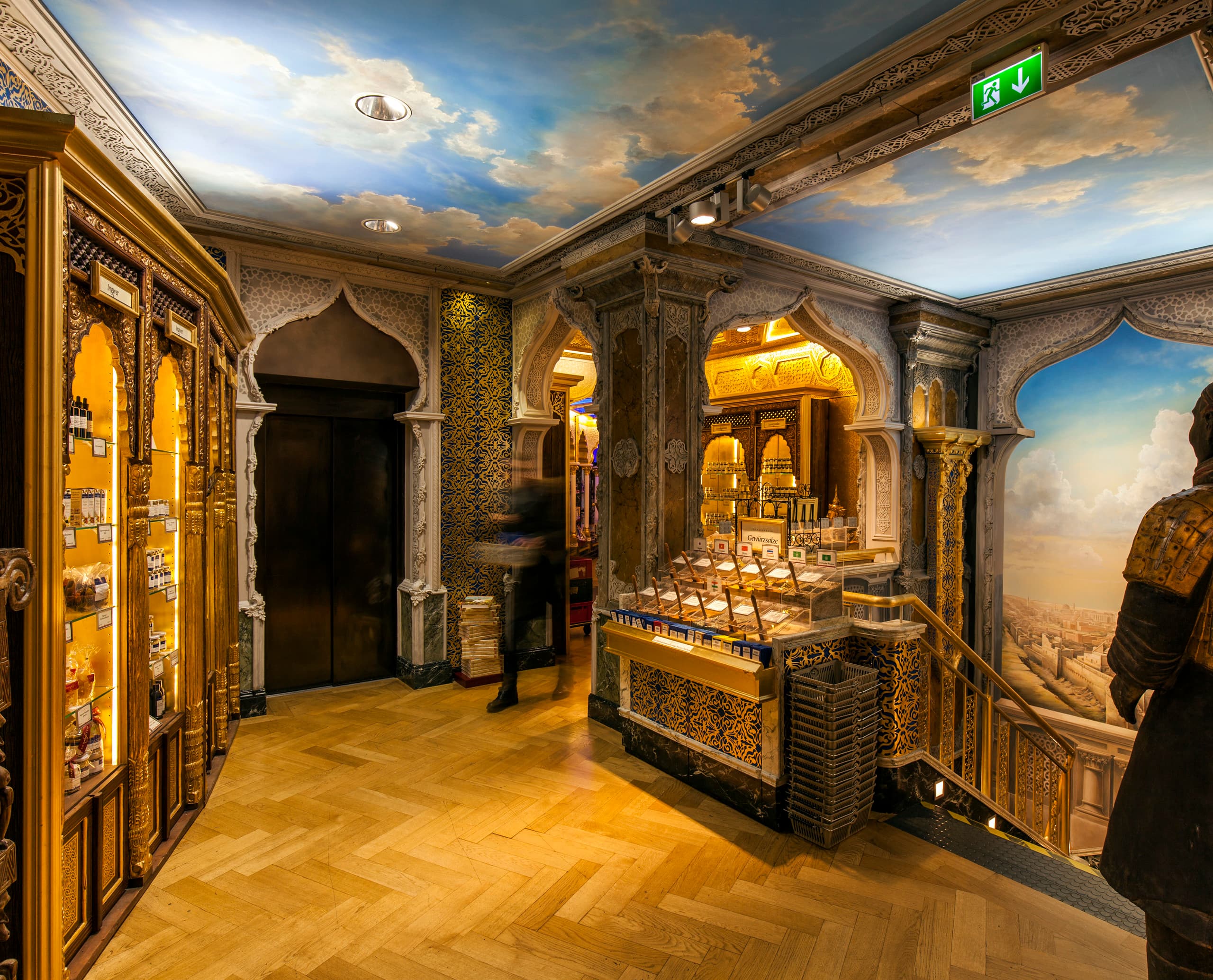 Schuhbecks Gewürzladen in München, beleuchtet mit ERCO LED-Lichtern, die orientalische Atmosphäre schaffen.
