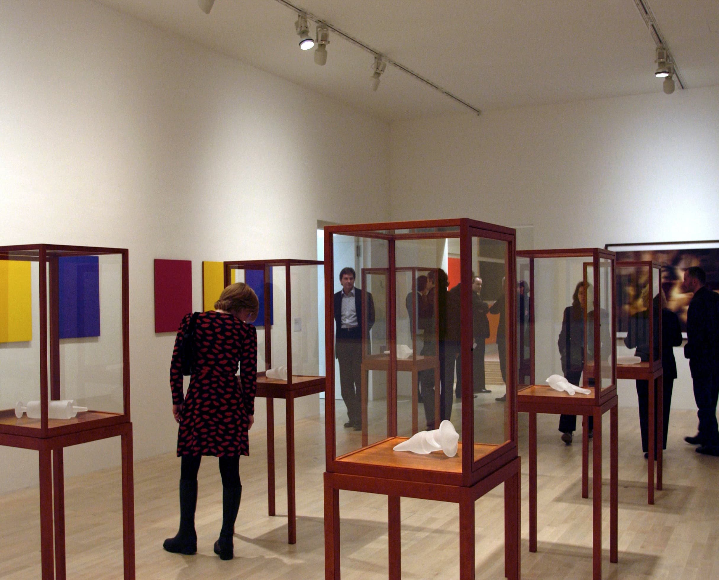 Besucher betrachten Kunstwerke in Vitrinen in der K21 Kunstsammlung, beleuchtet mit ERCO Strahlern.
