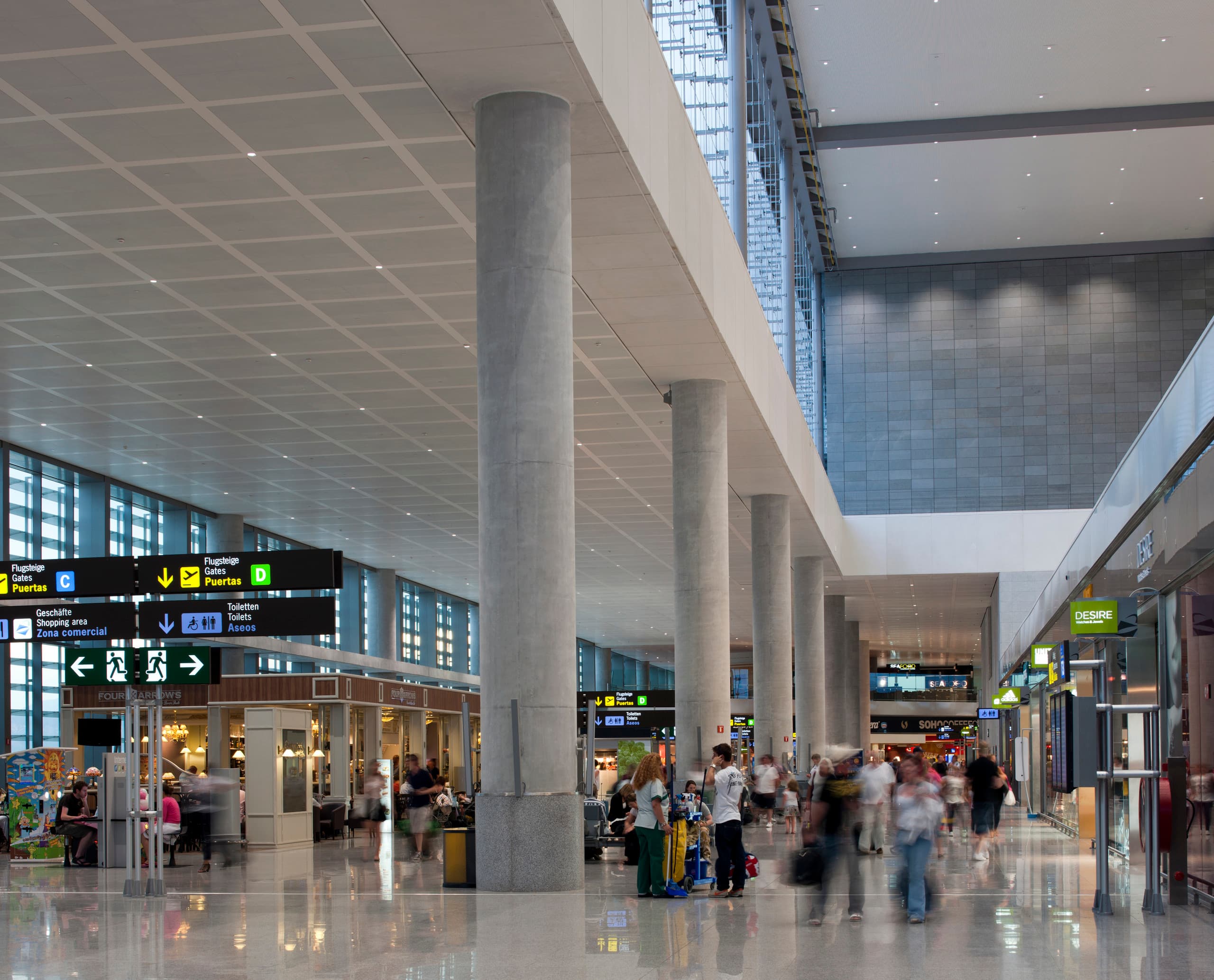 Flughafen Málaga Terminal 3: Lichtdesign mit ERCO Lightcast Downlights für effizienten Sehkomfort.