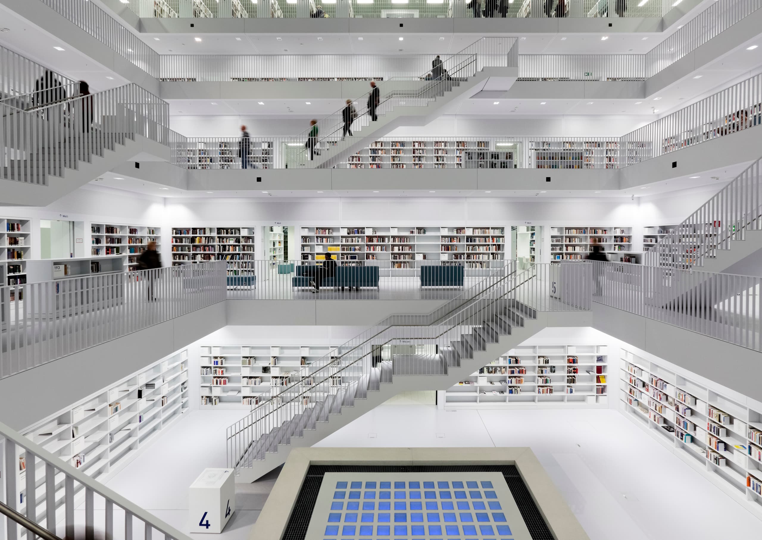 Stadtbibliothek Stuttgart: Helles, mehrstöckiges Design fördert die Zugänglichkeit und Kommunikation.