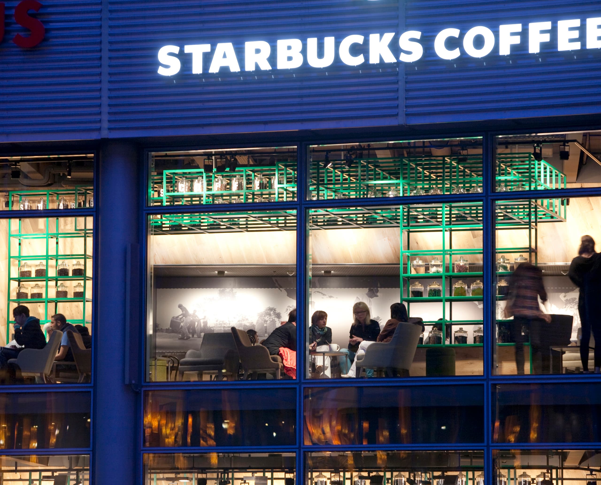Starbucks Coffee House in Berlin mit ERCO LED-Beleuchtung für einladende Atmosphäre.