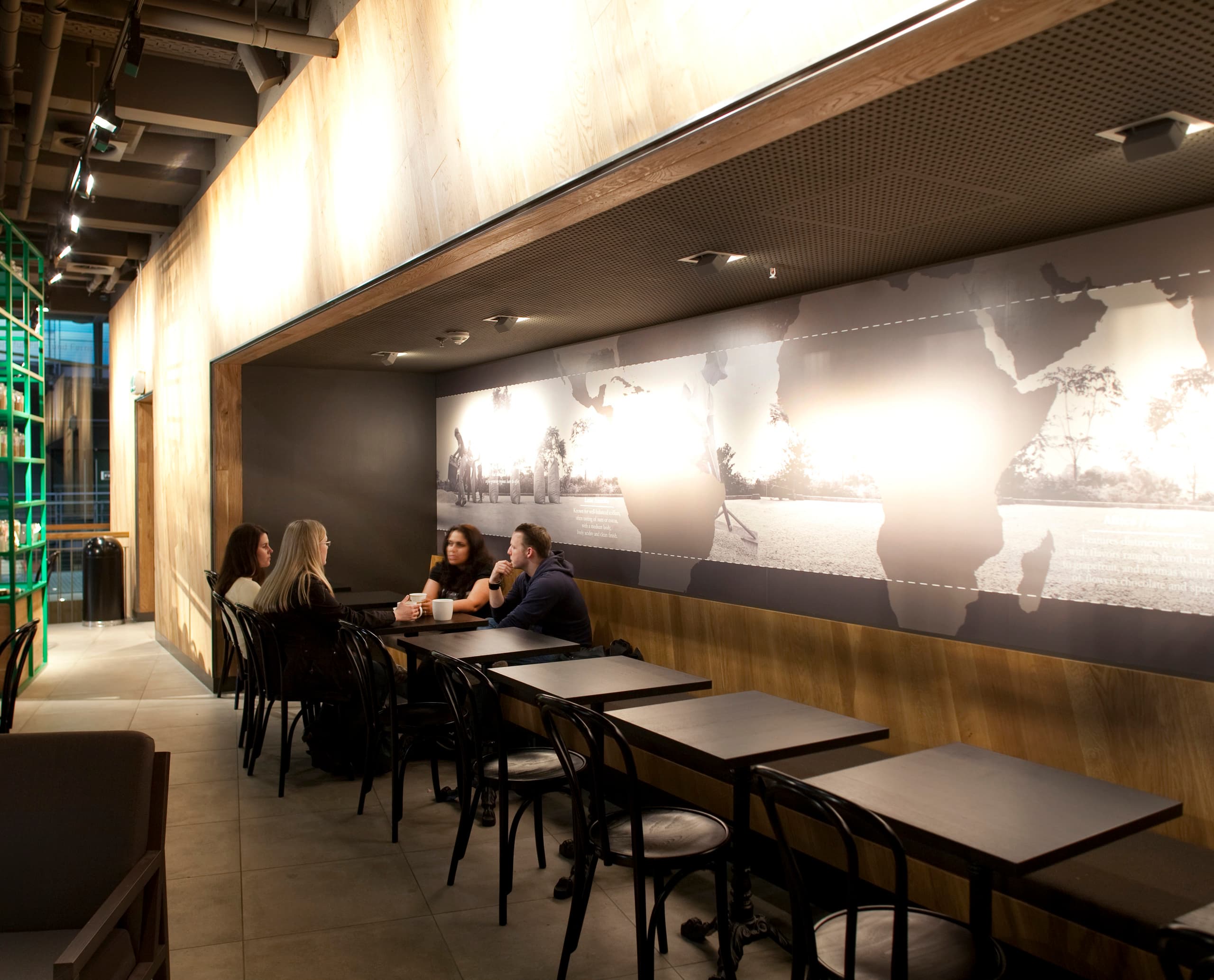 Starbucks Coffee House in Berlin mit ERCO LED-Beleuchtung für einladende Atmosphäre.