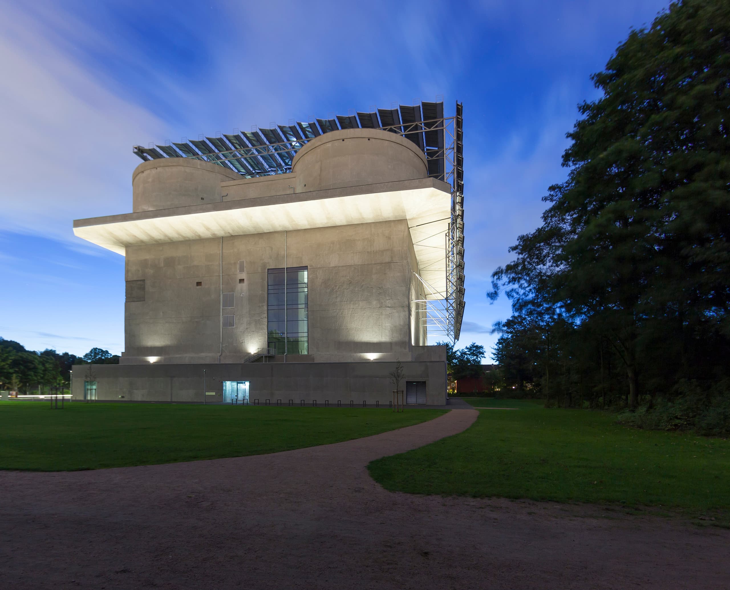 Die beleuchtete Fassade des Energiebunkers Hamburg, ein Wahrzeichen für grüne Energie, hervorgehoben durch ERCO Licht.
