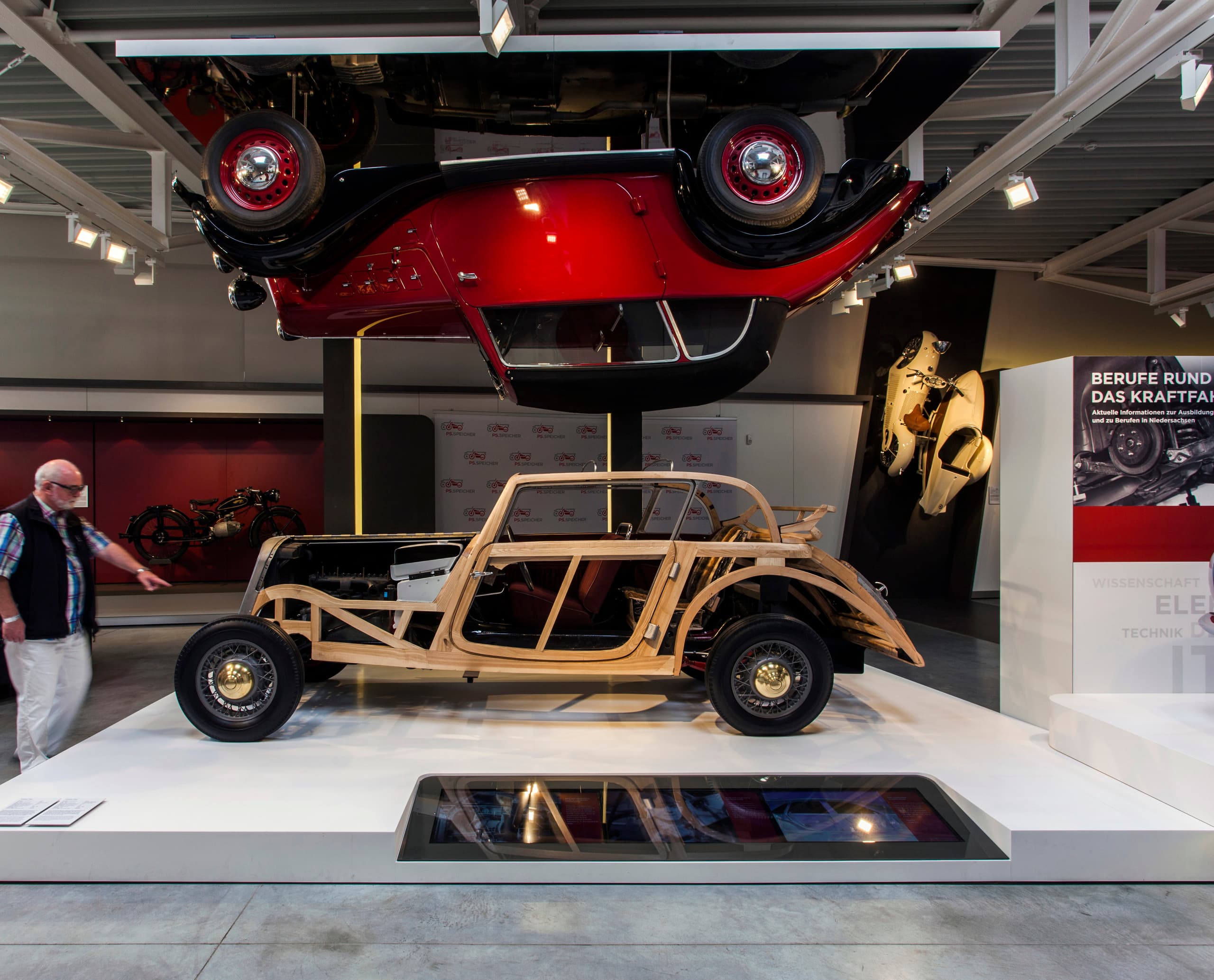 PS.Speicher Museum: Oldtimer-Exponate mit ERCO LED-Strahlern beleuchtet.