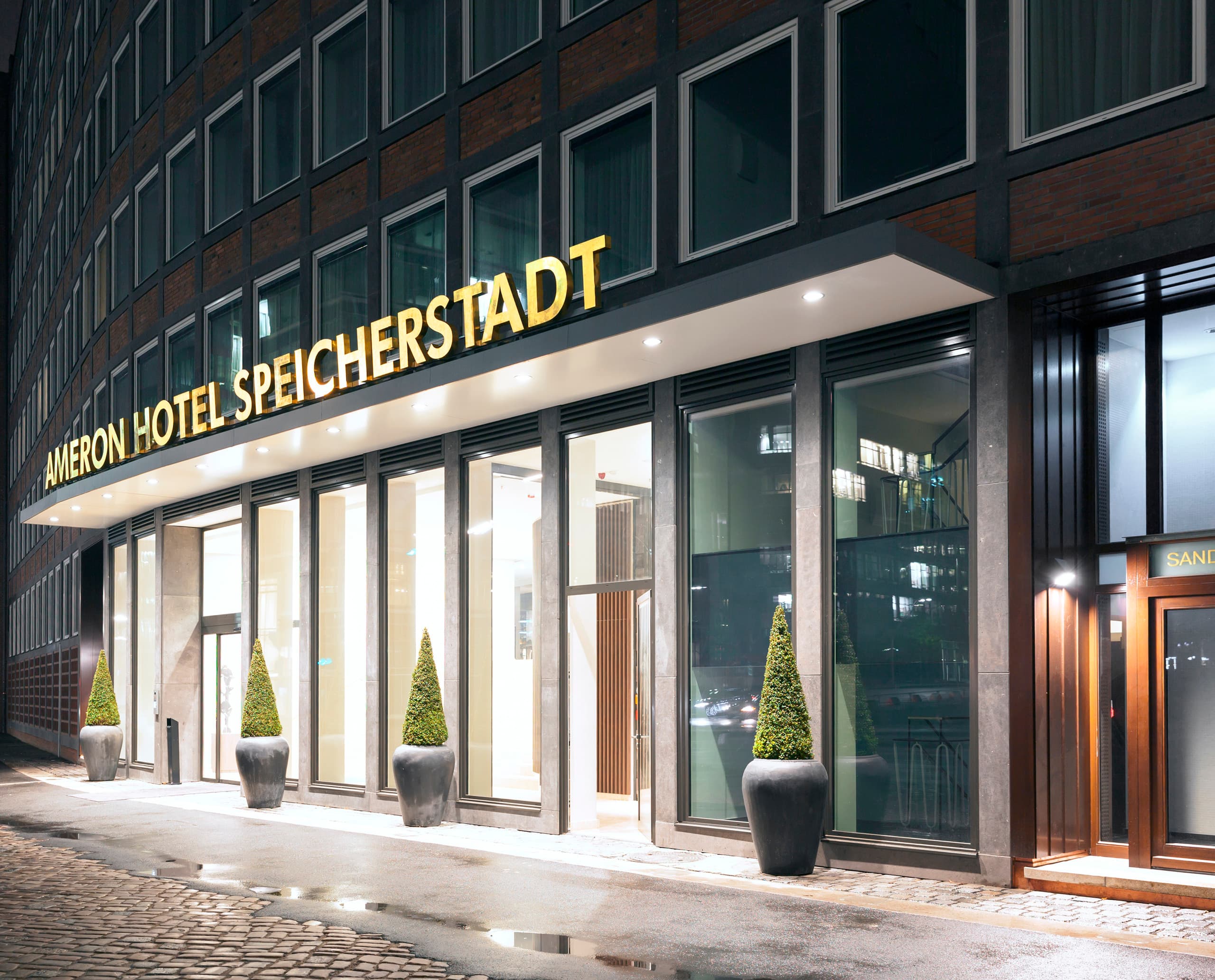 Ameron Hotel Speicherstadt in Hamburg, beleuchtet mit ERCO LED-Lichtern.