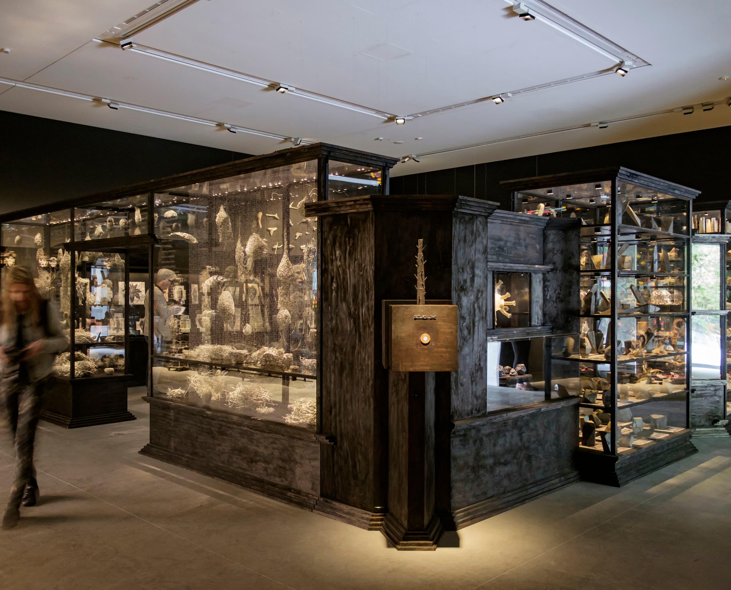 ERCO Opton LED-Strahler beleuchten die Ausstellung im australischen Pavillon auf der Biennale in Venedig.