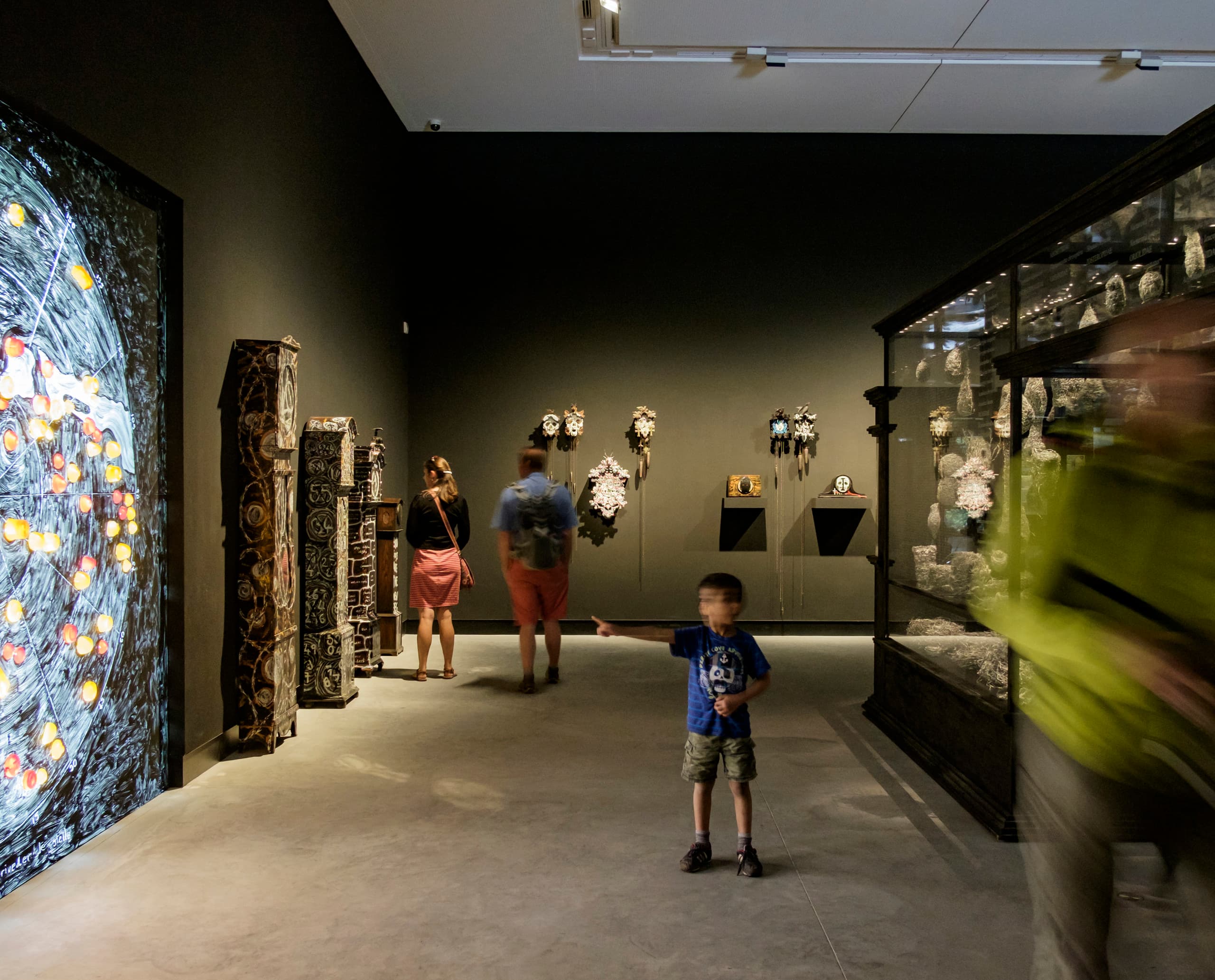 Besucher betrachten Kunstwerke im australischen Pavillon der Biennale in Venedig, beleuchtet mit ERCO Strahlern.