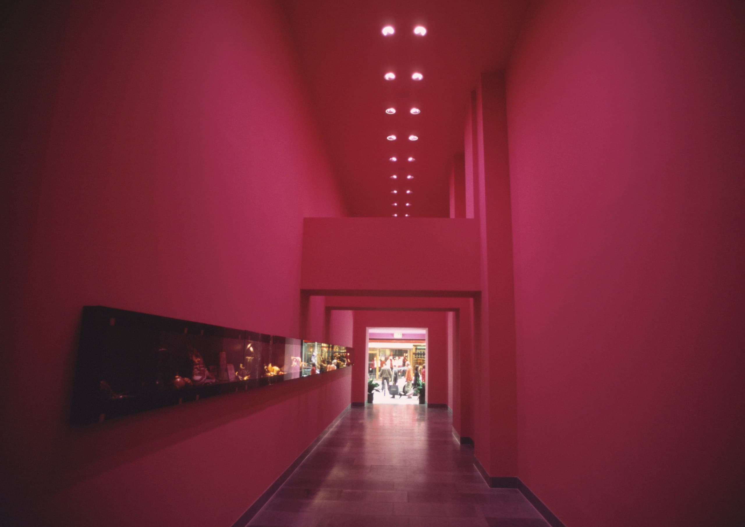 Architektonischer Raum mit roter Beleuchtung, demonstriert Farbmischung.