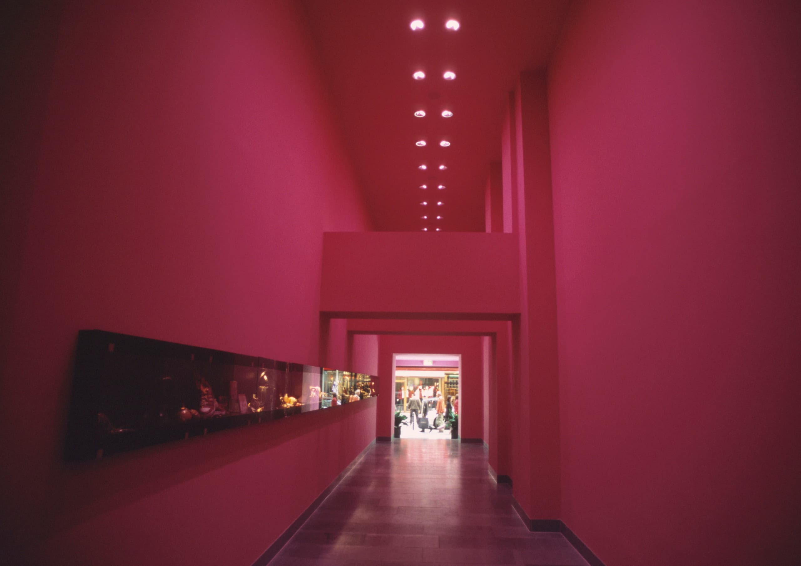 Architektonischer Raum mit roter Beleuchtung, demonstriert Farbmischung.