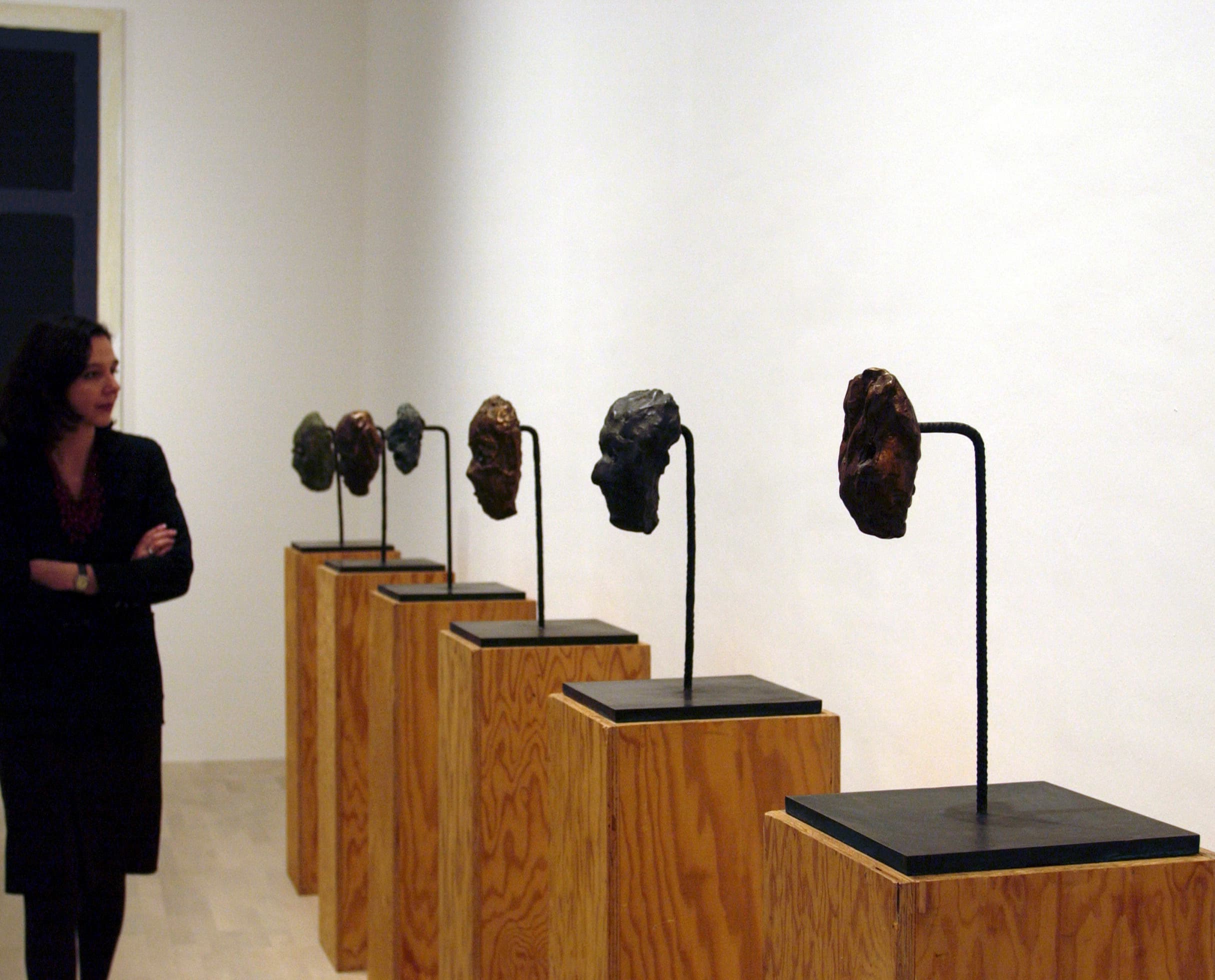 K21 Art Gallery: Skulpturen auf Sockeln, beleuchtet mit ERCO Strahlern, Teil der Kunstsammlung Nordrhein-Westfalen.