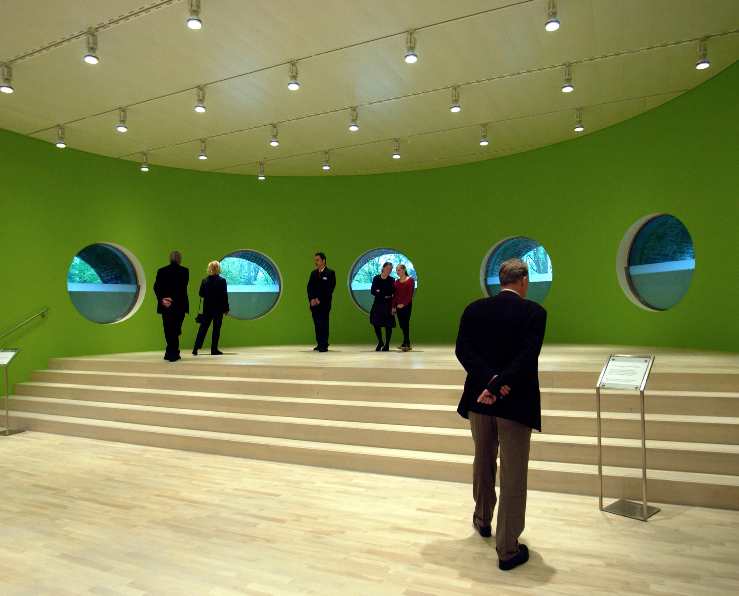 Besucher in der K21 Kunstsammlung unter ERCO Eclipse Strahlern, die Kunstwerke beleuchten.
