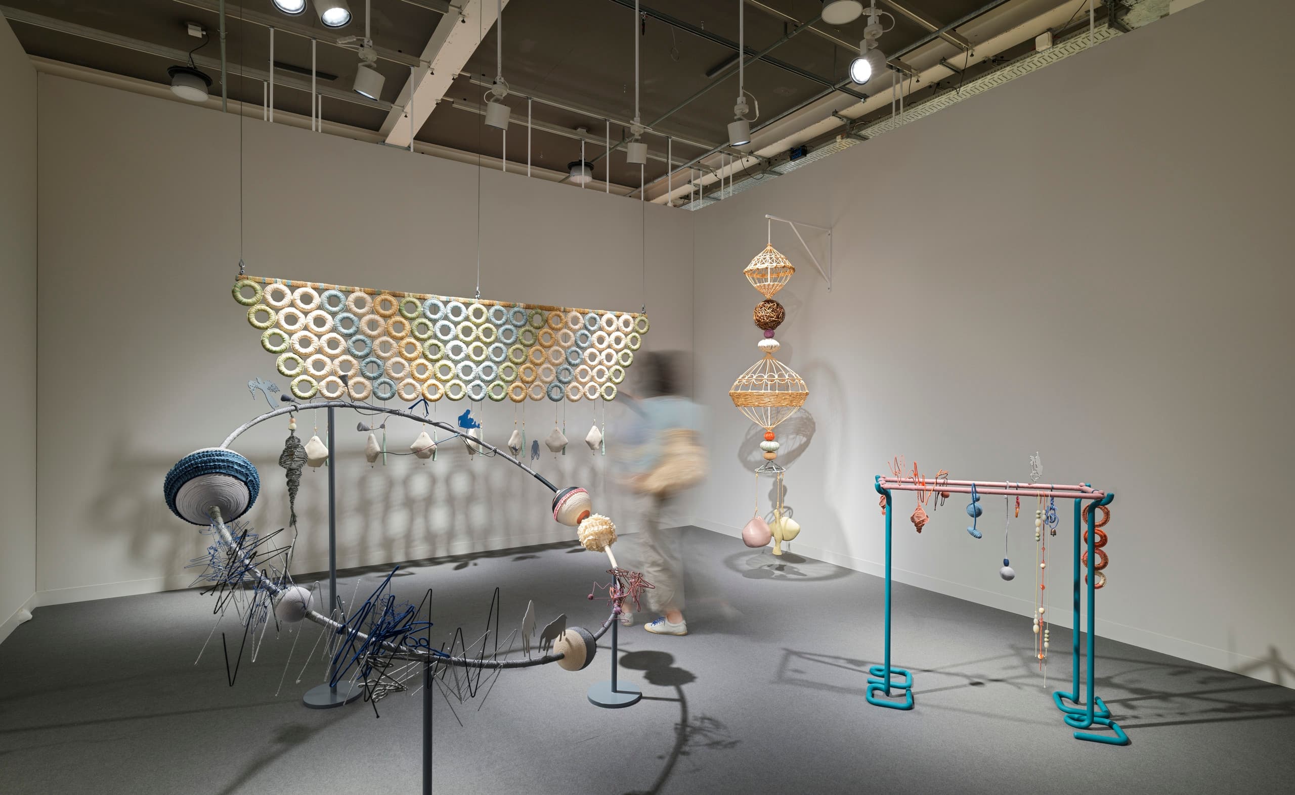 Kunstinstallationen aus gewobenem Stoff auf der Messe Art Basel.