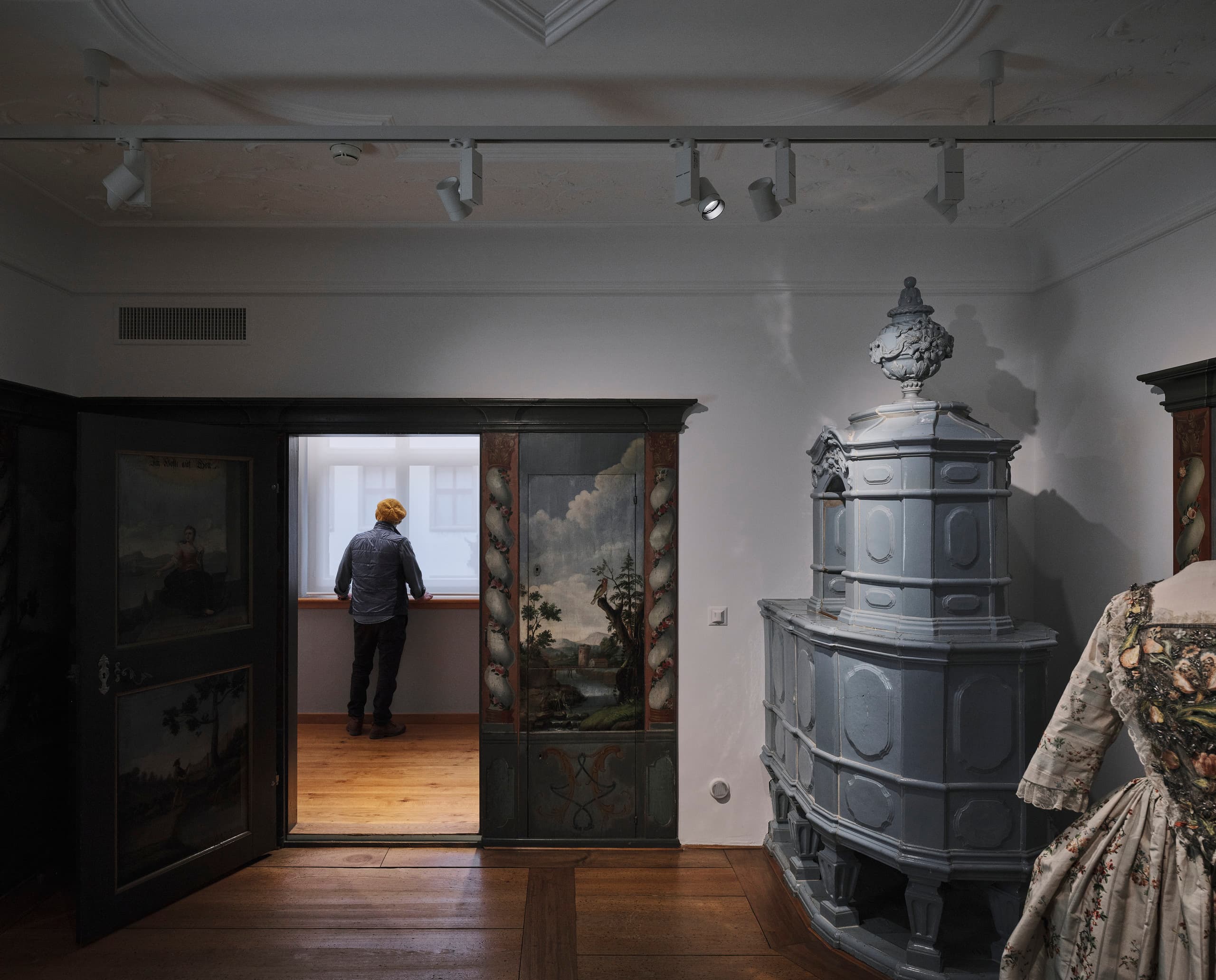 Ausstellungsraum mit altem Kachelofen.