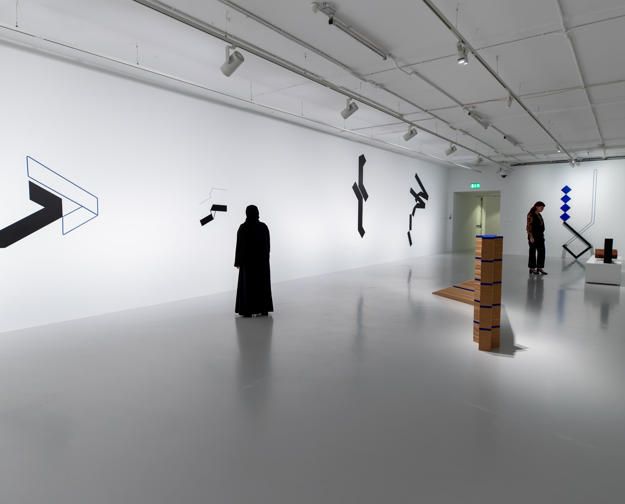 White Cube Ausstellungsraum mit zwei Besuchern.