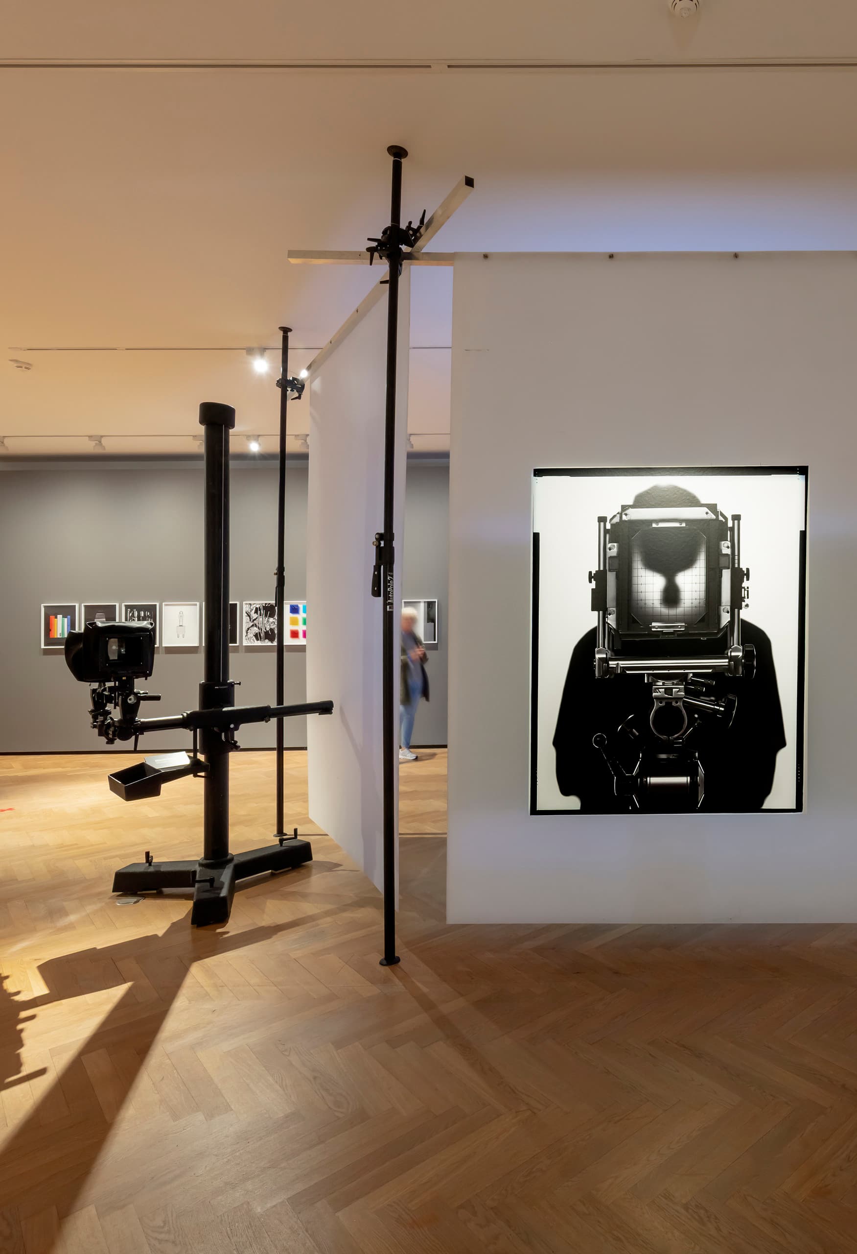 Ausstellungsraum mit konturiertem großen schwarz-weiß Bild.