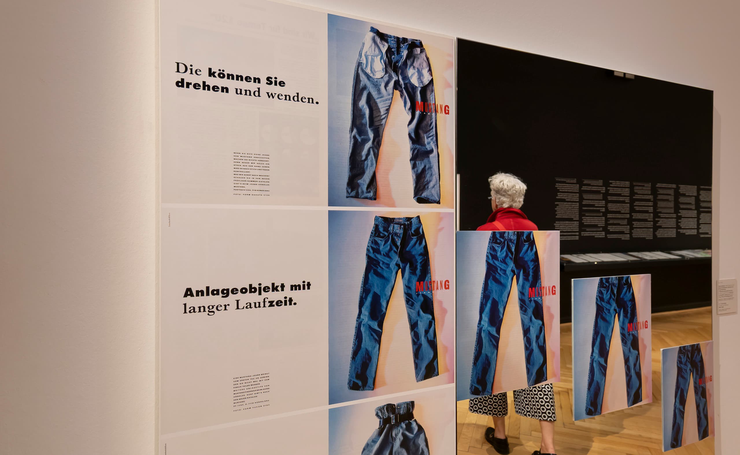 An der Wand ausgestellte Werbefotos von Jeans Werbung.