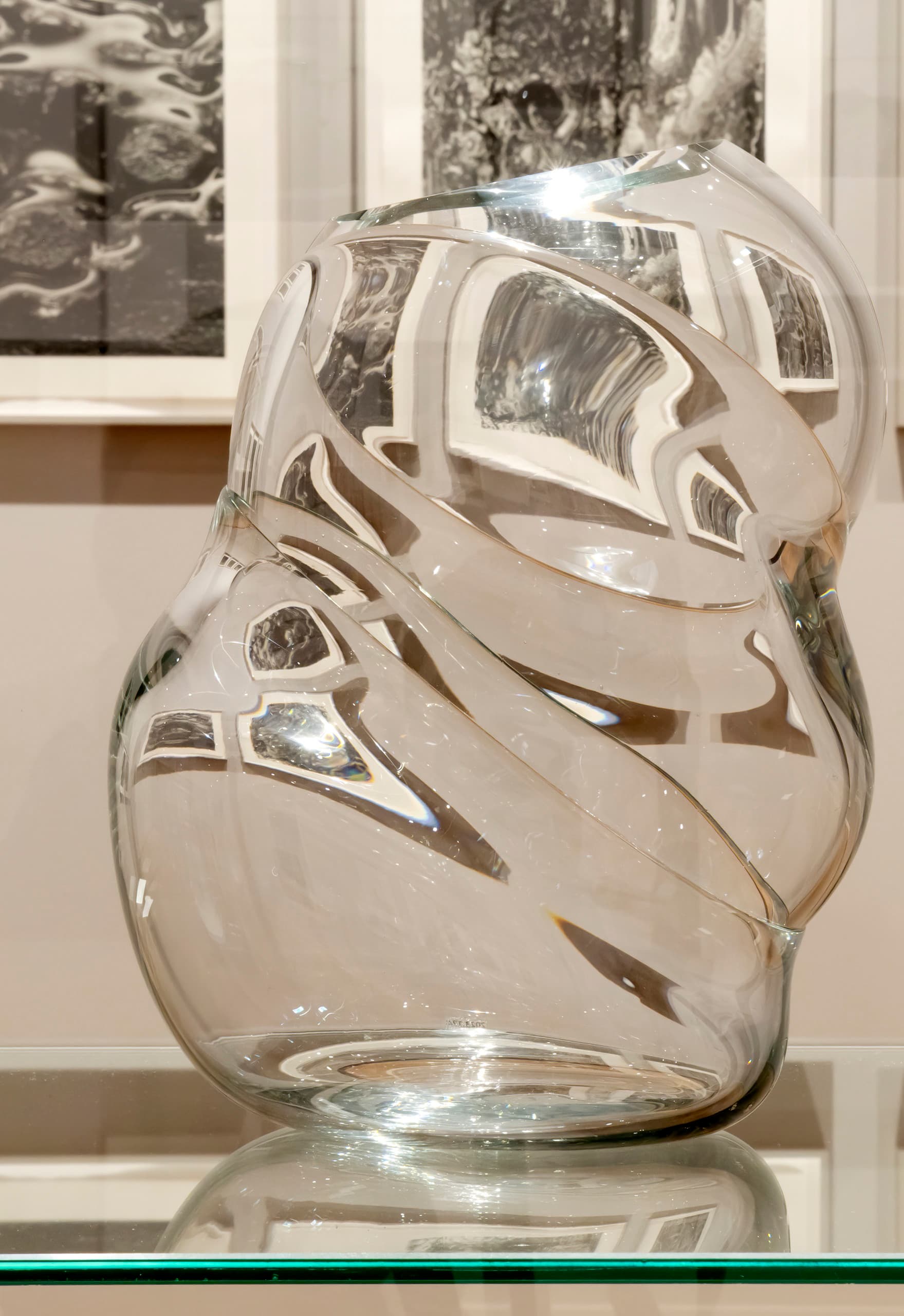 Ausgestellte Glasskulptur auf Tisch.